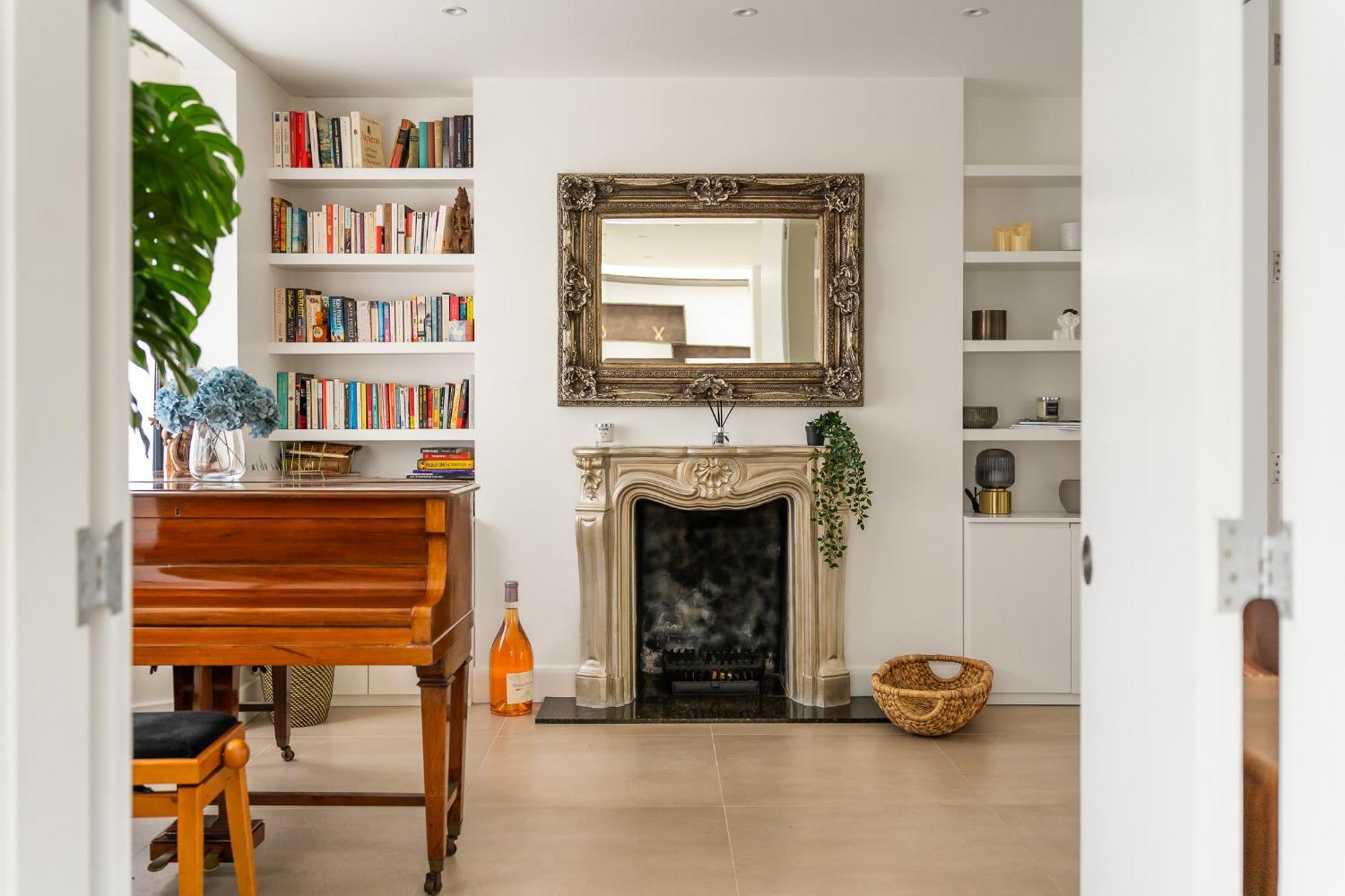 4 Bed 4 Bath House By Livestay Short Lets & Serviced With Parking, Jacuzzi & Garden * London