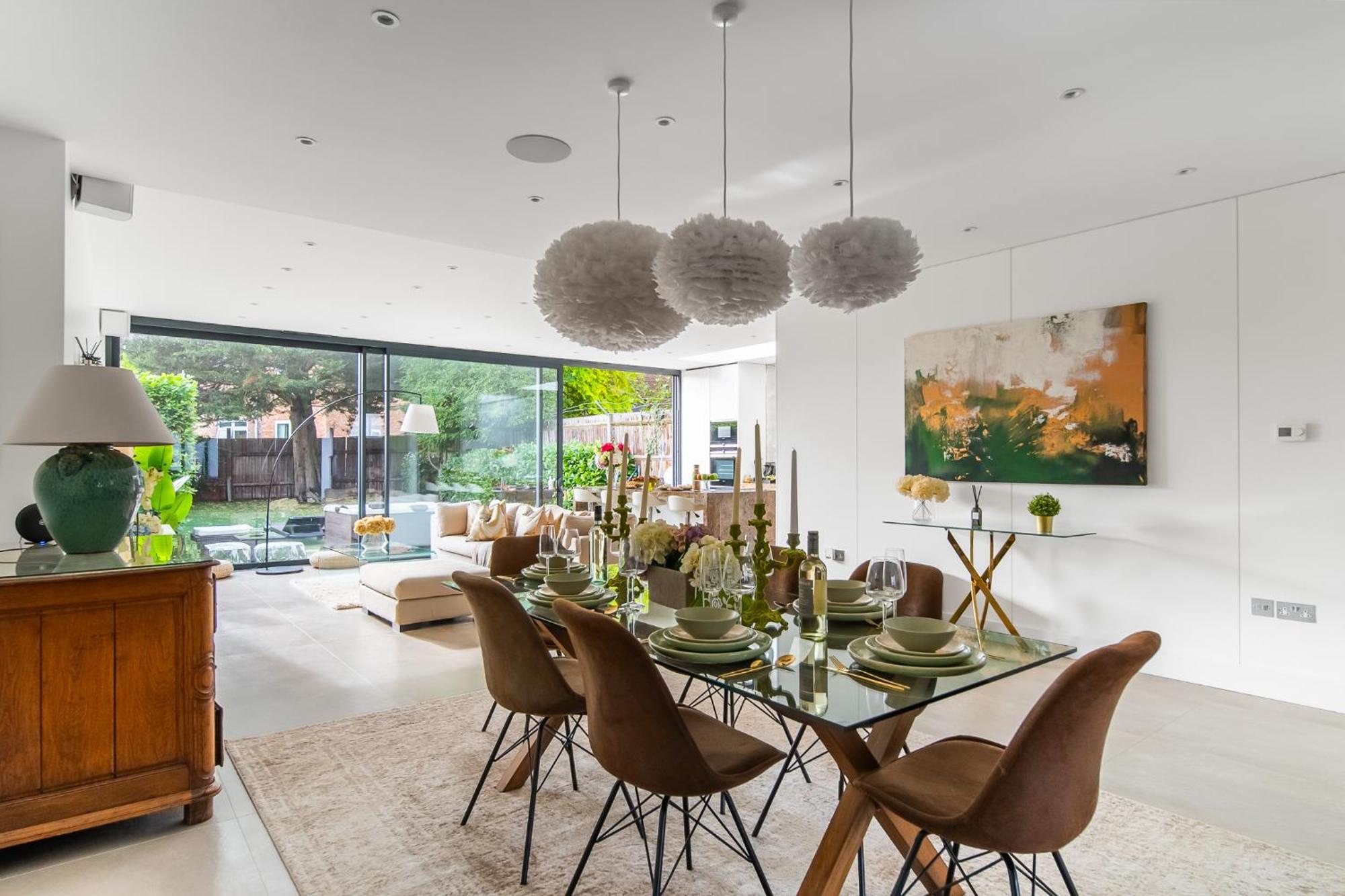 4 Bed 4 Bath House By Livestay Short Lets & Serviced With Parking, Jacuzzi & Garden * London