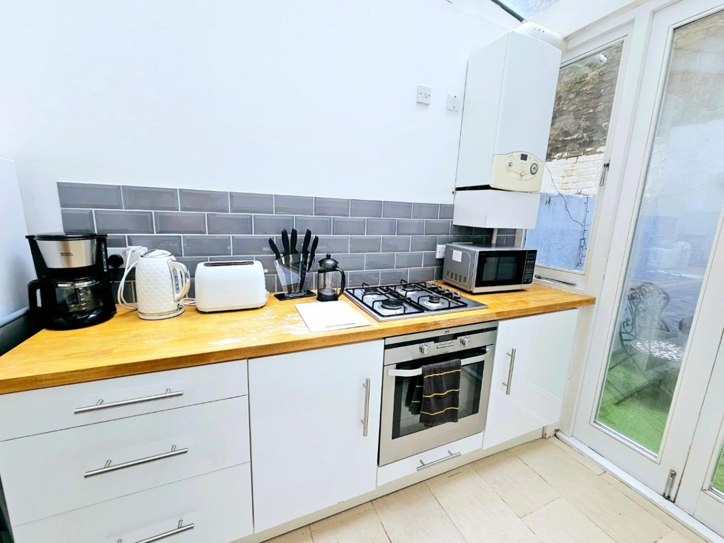 Charming Hyde Park Private With Back Patio By Lancaster Gate And Paddington Station Apartment