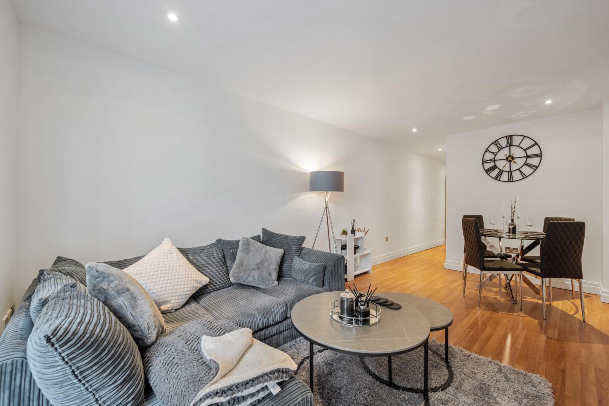 Apartment 2 Bedroom In Hoxton Square, Shoreditch, London, N1 *
