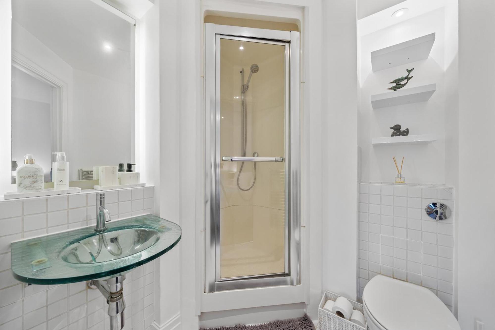 2 Bedroom In Hoxton Square, Shoreditch, London, N1 Apartment
