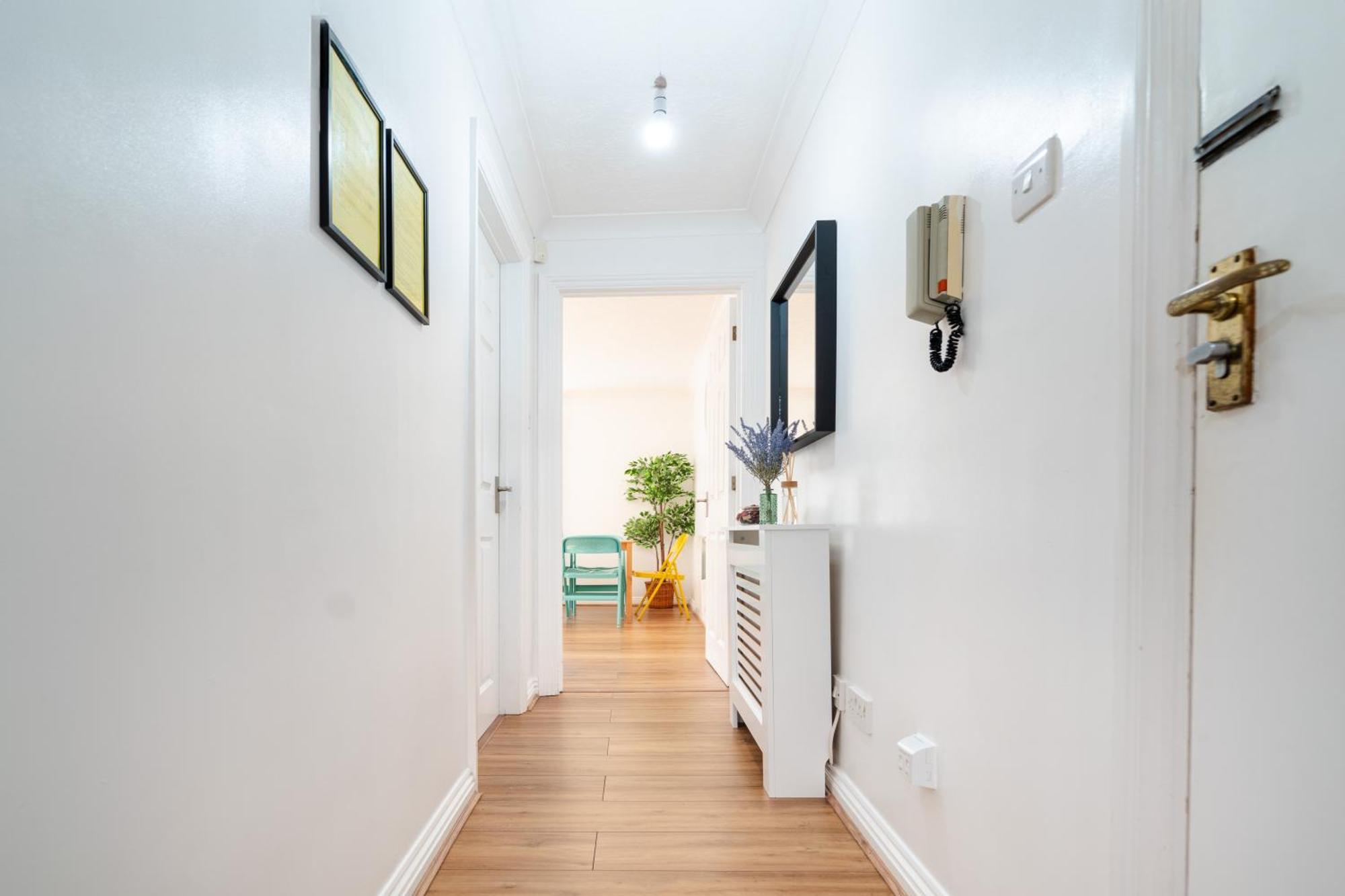 Apartment Bright And Spacious Flat With Free Parking London