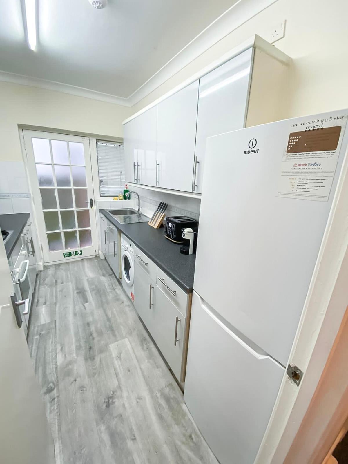 Cosy Near Hampstead Heath With Free On-site Parking & Private Gardens, Golders Green Leilighet London