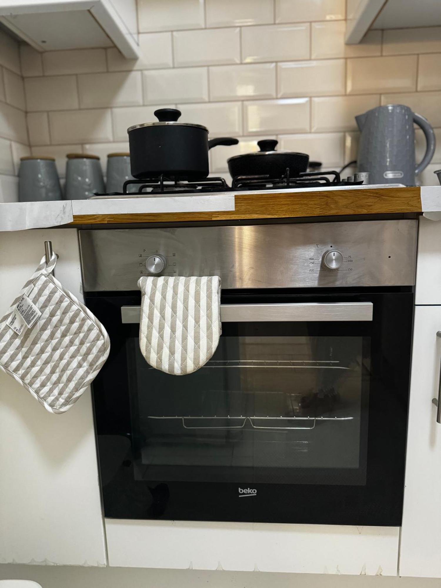 5 Min From Westfield, Stratford, , And Elizabeth Olympic Park With Free Netflix Appartement Londen