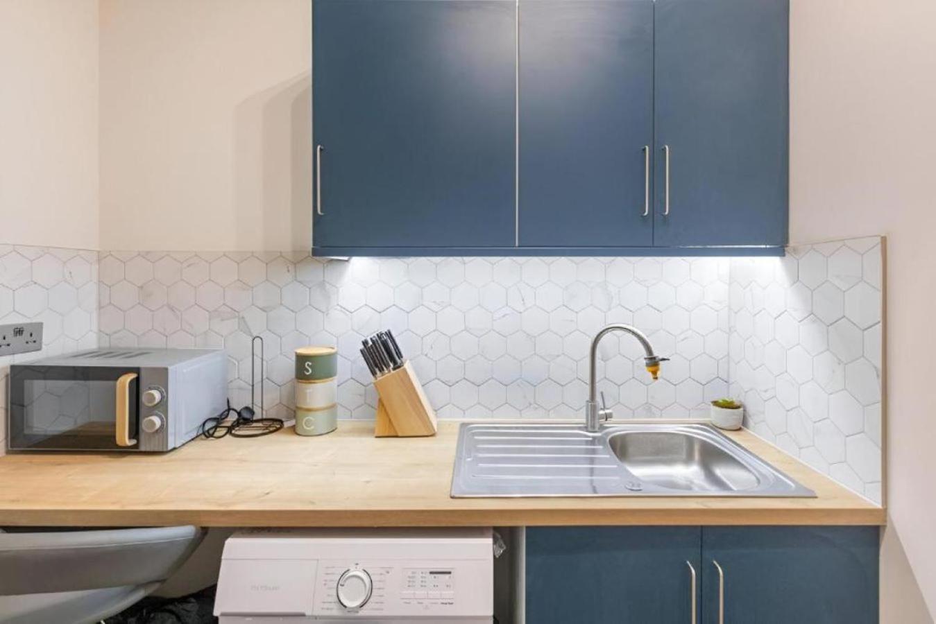 Bright And Airy With Minimalist Charm Leilighet London