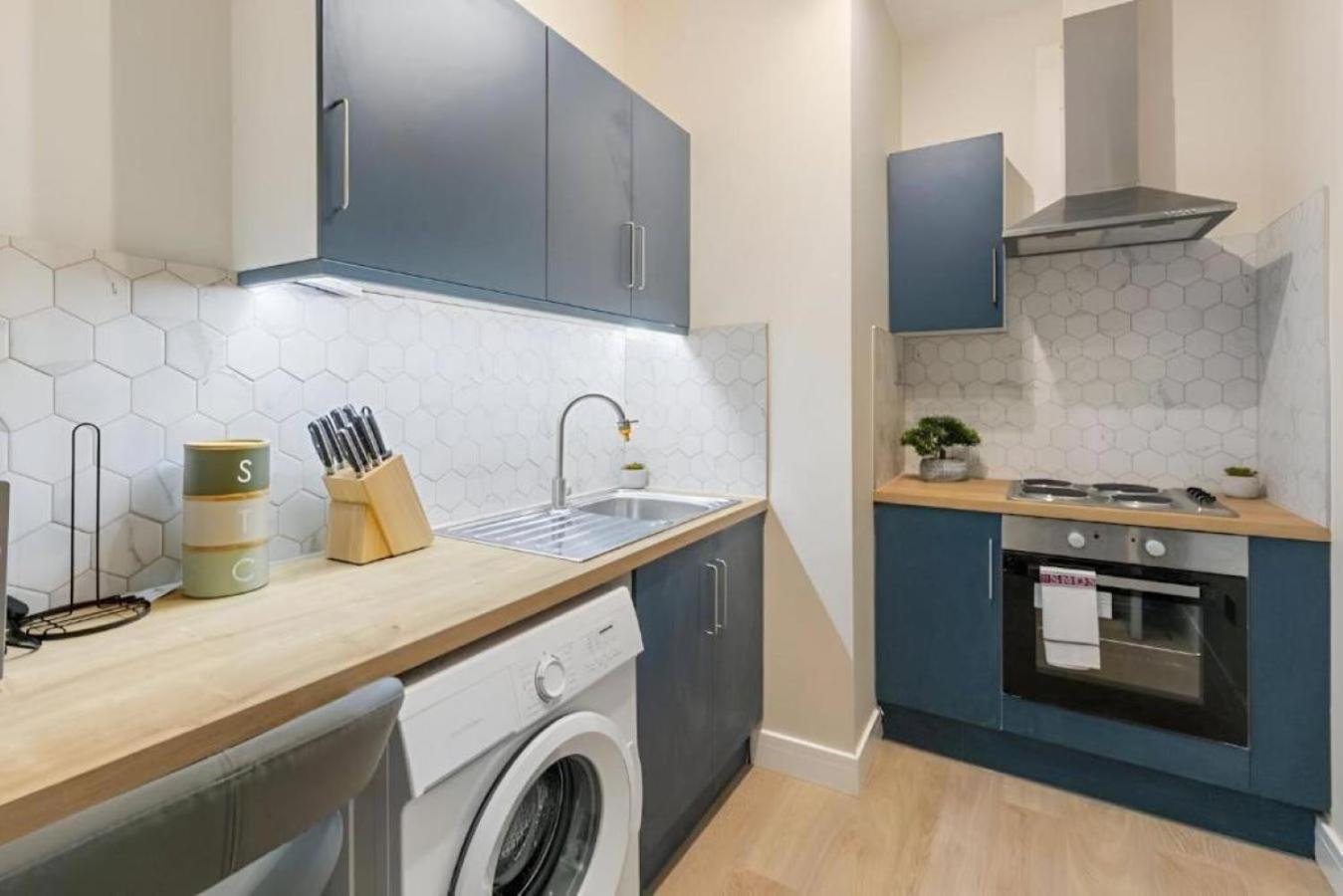 Bright And Airy With Minimalist Charm Leilighet