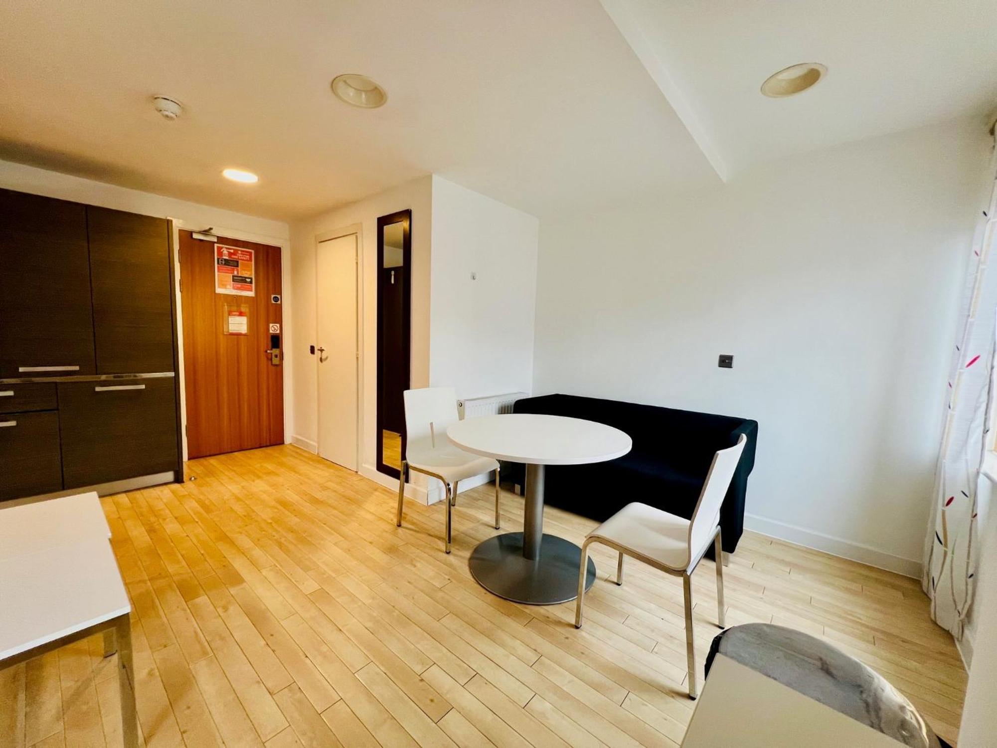 Stuhomes - Arundel House Apartment London