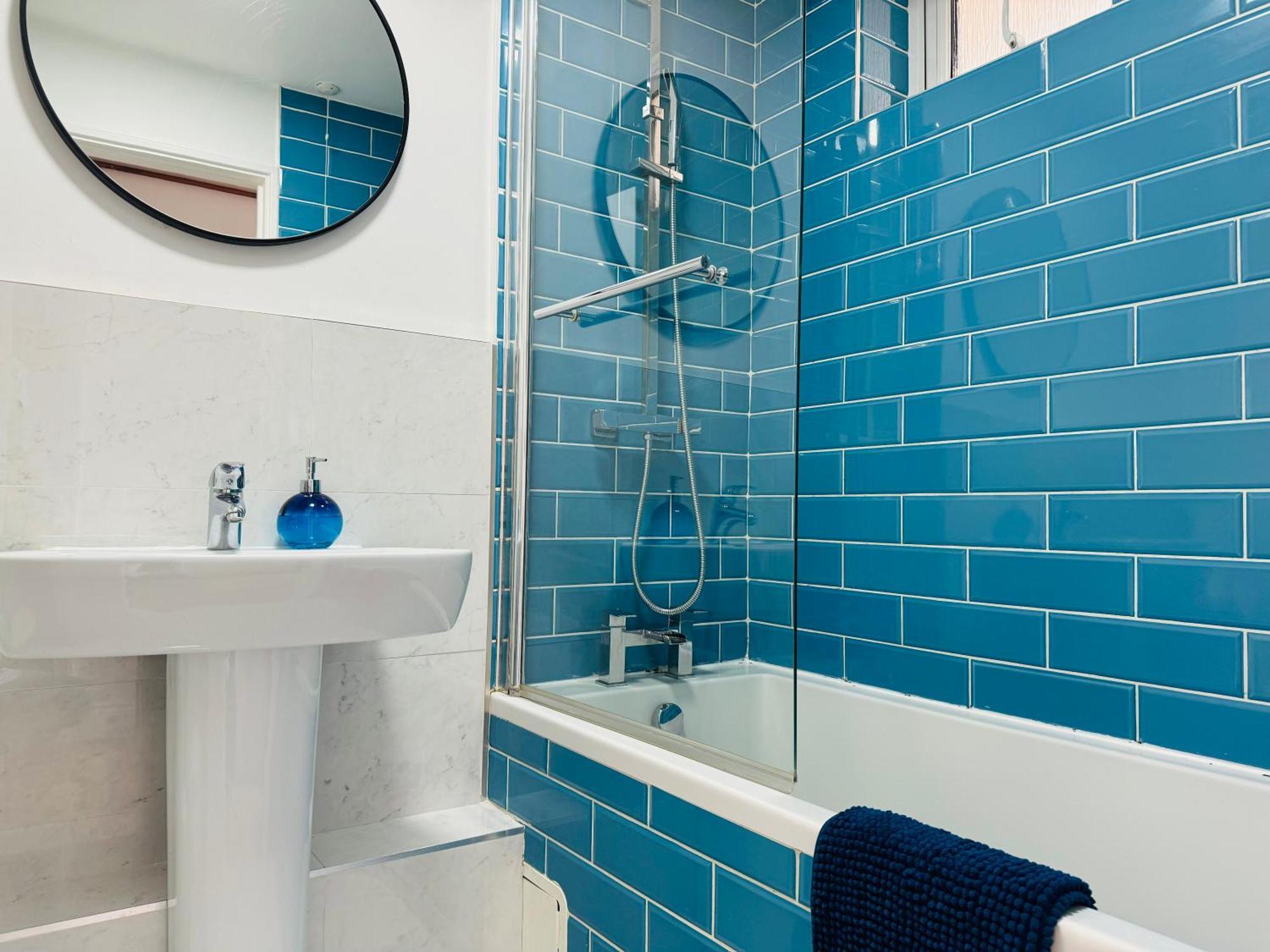 Earlsfield - Two Bedroom Flat * London