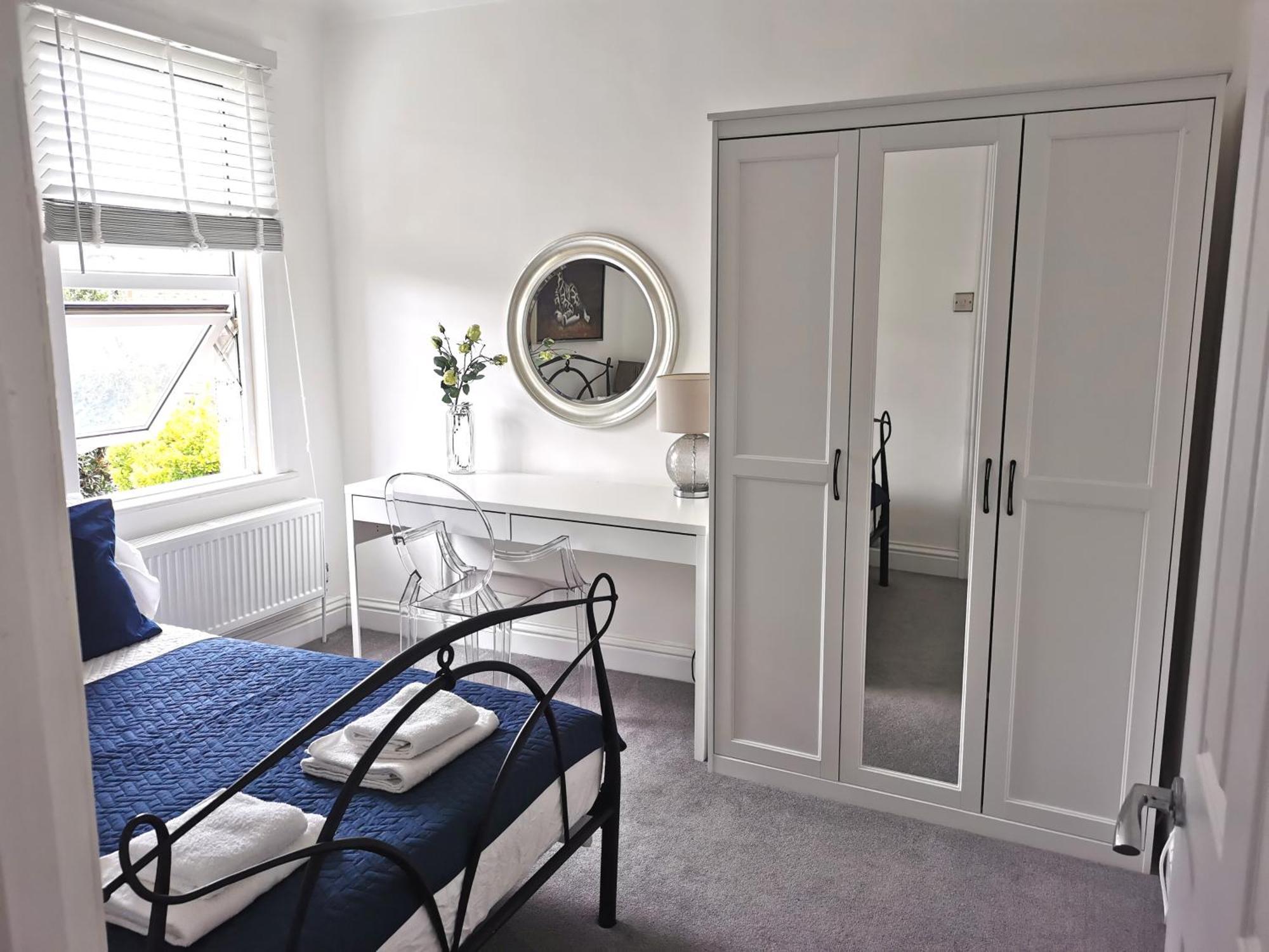 No 10 Spacious 2-bedroom House In Stratford With Parking For Up To Six Ferienhaus *