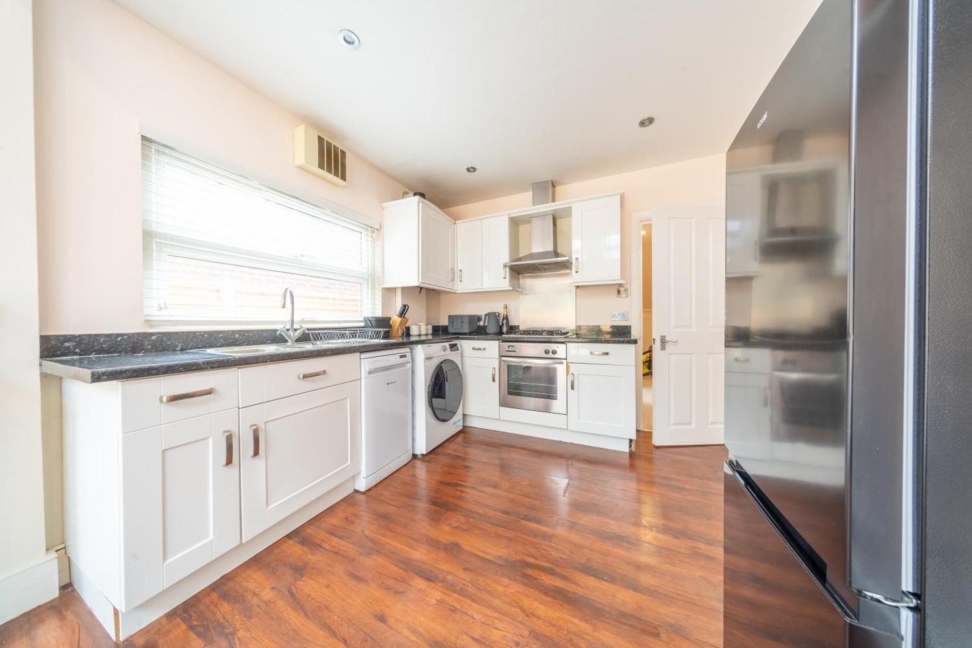 Beautiful 2 Bedroom With Private Garden In Wimbledon - Minutes From Londen