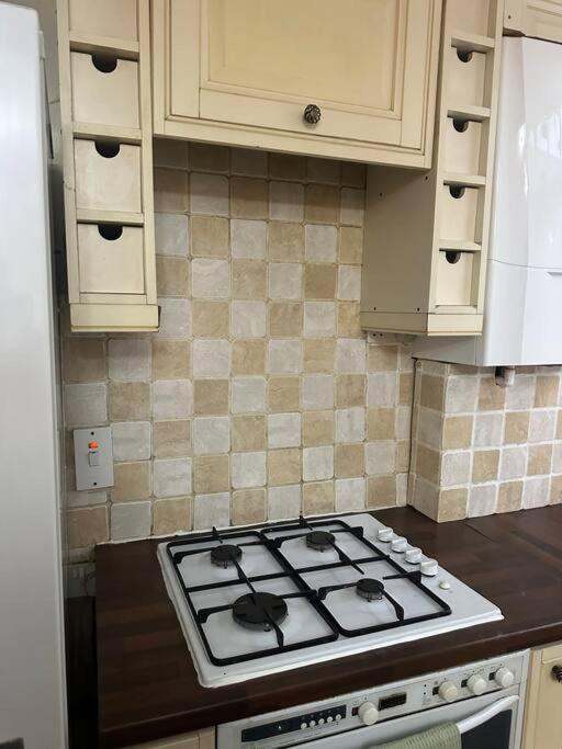 Amazing Wood Street Ground Floor Flat A Apartment London
