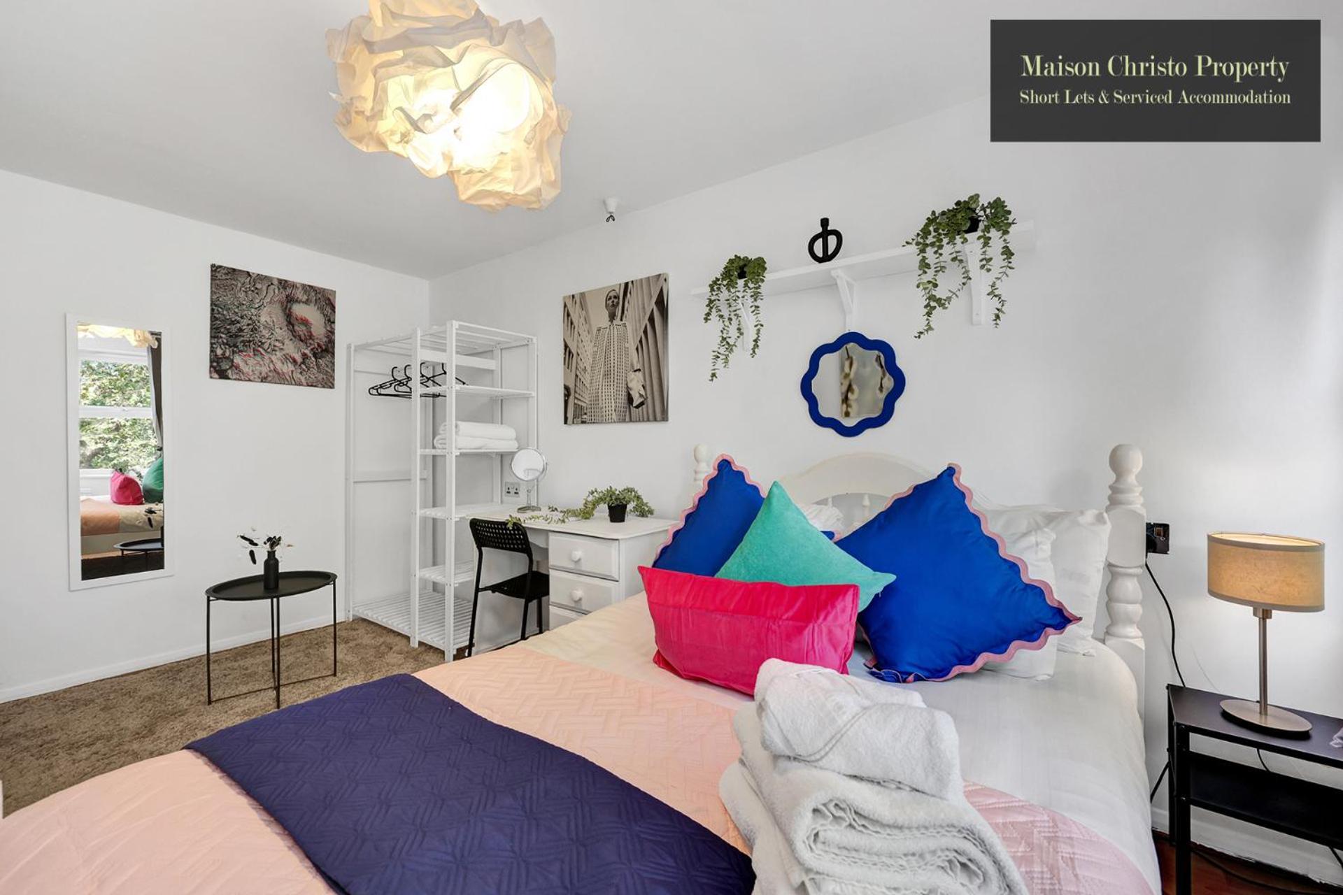 Weekly Or Monthly Stays, London, Stepney Green, 2bedroom Apt, Sleeps 6, Servcied By Maison Christo Short Lets & Serviced Accomdation *