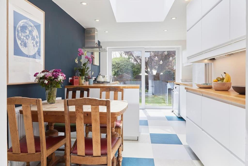 Stylish Family In Artsy Se London