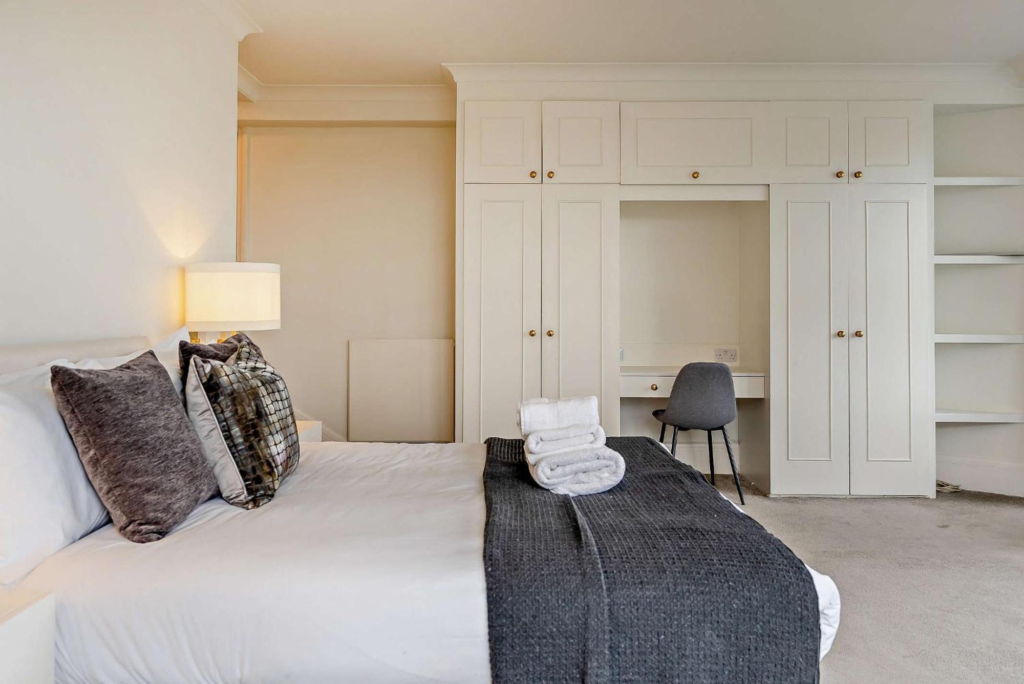 Regents Park Apartment *