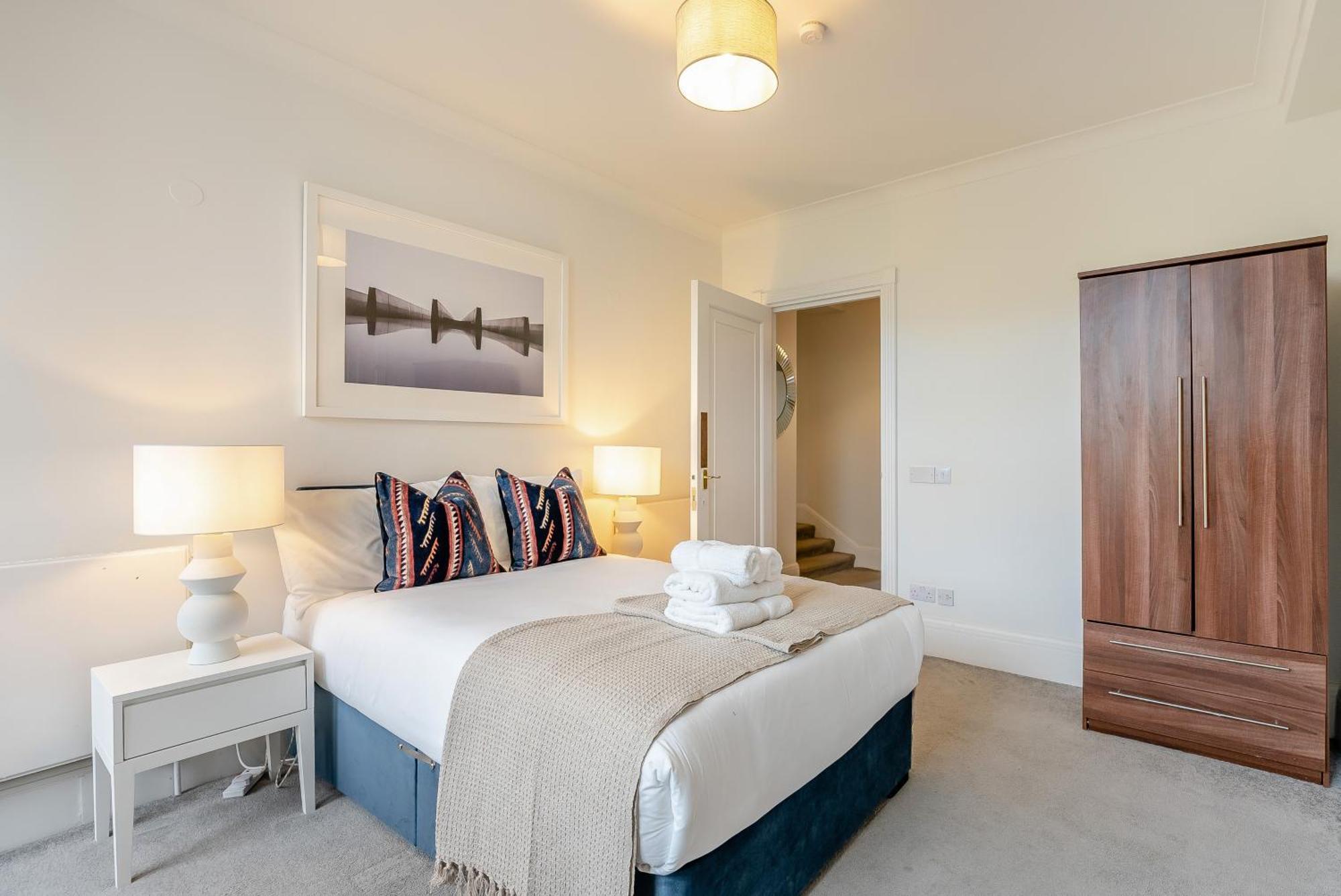Regents Park Apartment *