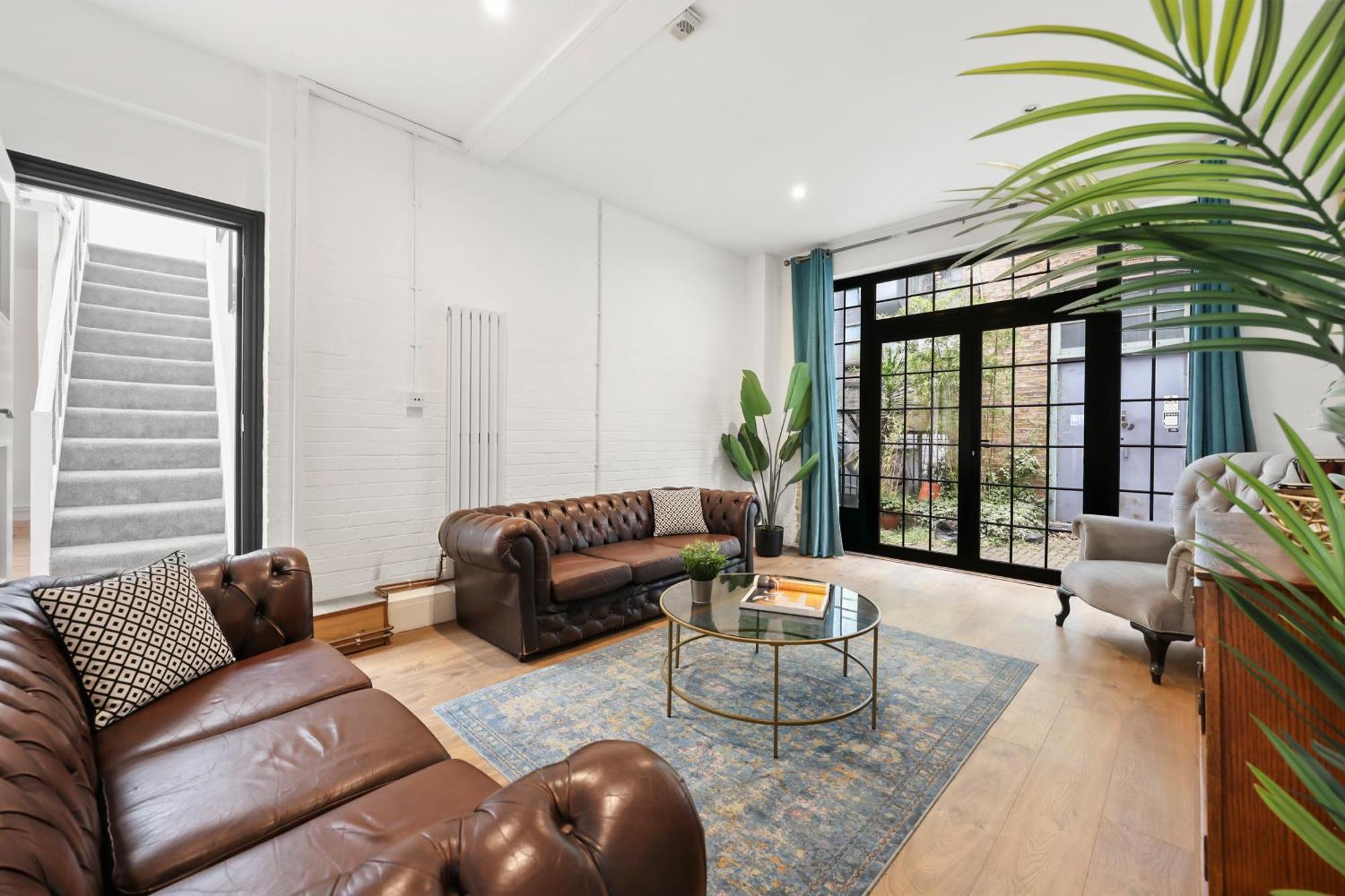 Centrally Located Spacious Three Bedroom Short Term & Flexible Renting Hackney With Free Wifi *