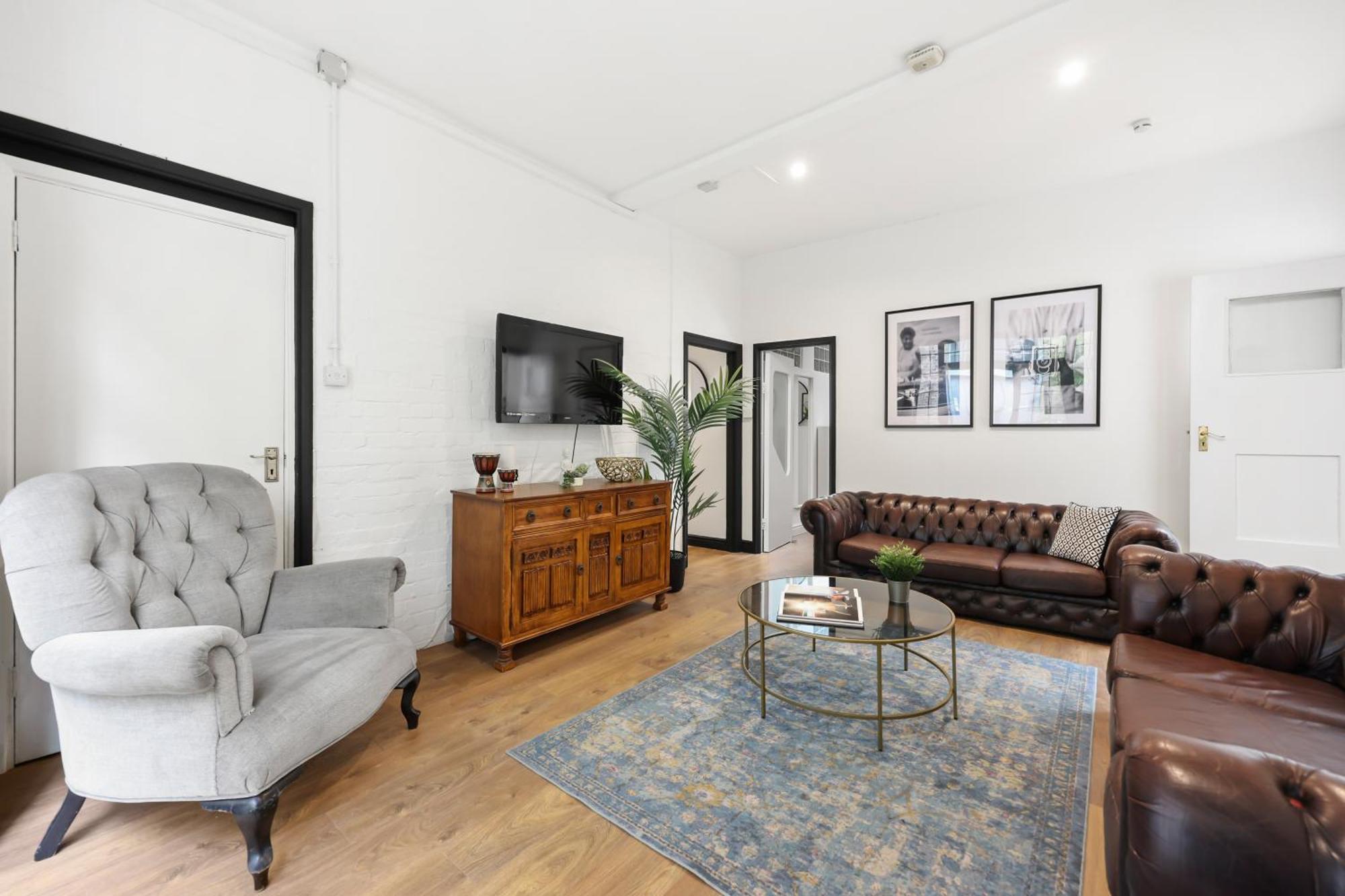 Centrally Located Spacious Three Bedroom Short Term & Flexible Renting Hackney With Free Wifi Apartment *