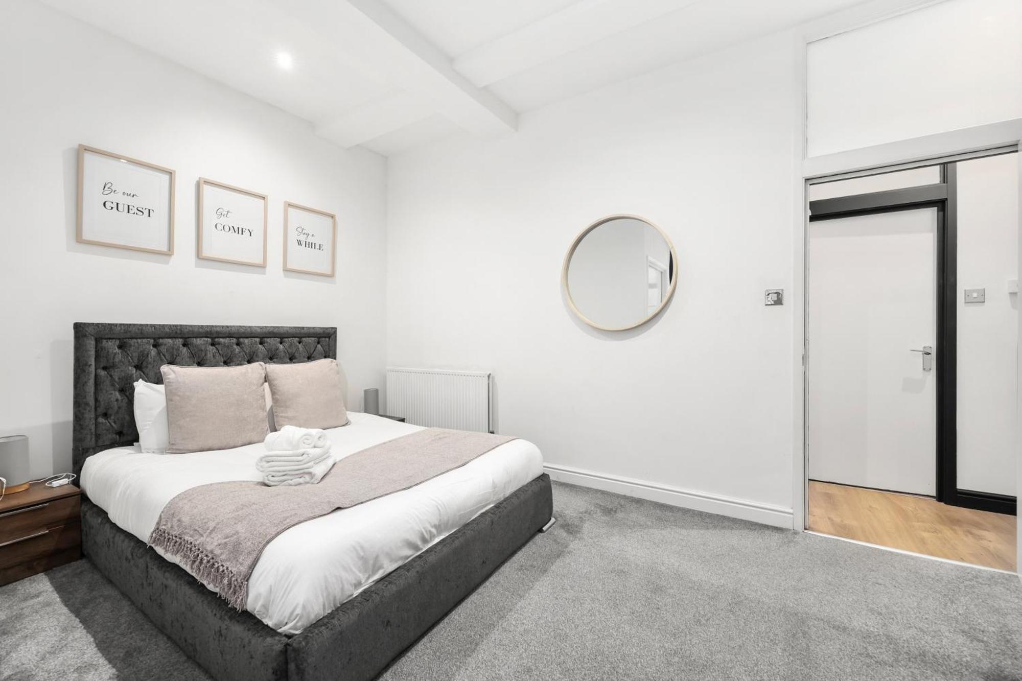 Apartment Centrally Located Spacious Three Bedroom Short Term & Flexible Renting Hackney With Free Wifi *