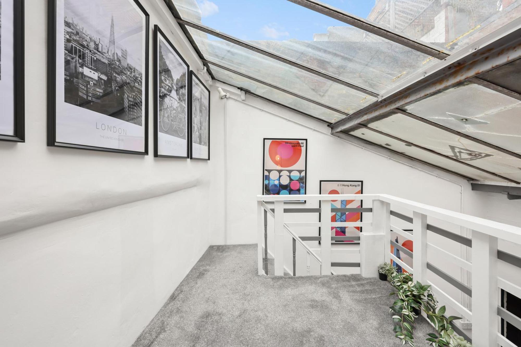 Centrally Located Spacious Three Bedroom Short Term & Flexible Renting Hackney With Free Wifi Apartment London