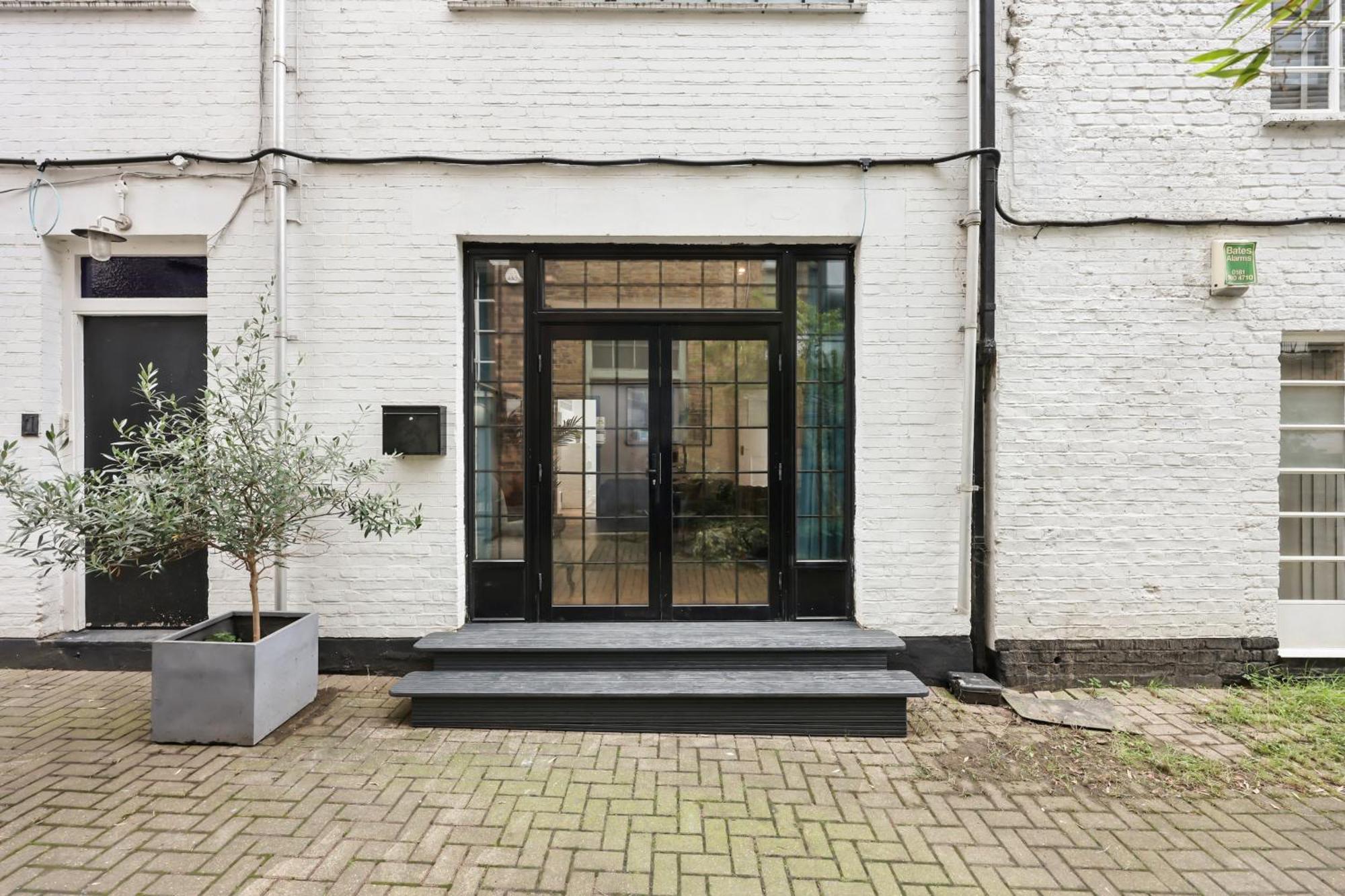 Centrally Located Spacious Three Bedroom Short Term & Flexible Renting Hackney With Free Wifi London