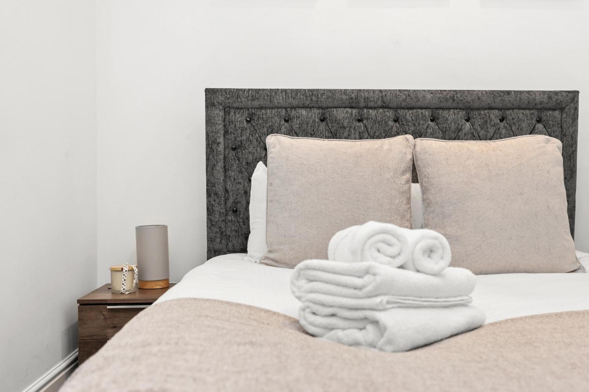 Centrally Located Spacious Three Bedroom Short Term & Flexible Renting Hackney With Free Wifi