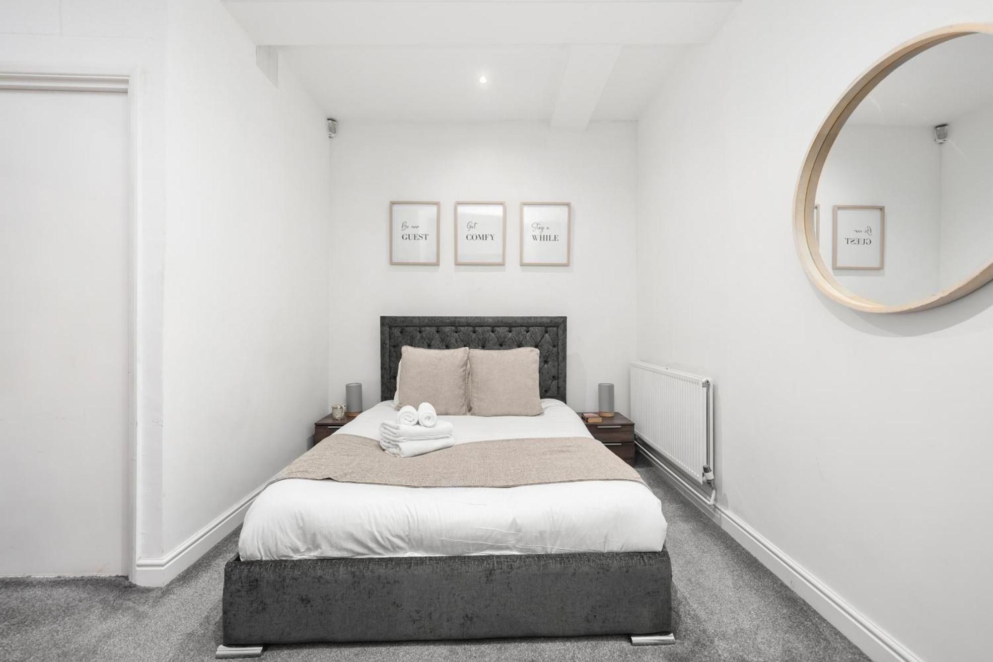 Apartment Centrally Located Spacious Three Bedroom Short Term & Flexible Renting Hackney With Free Wifi