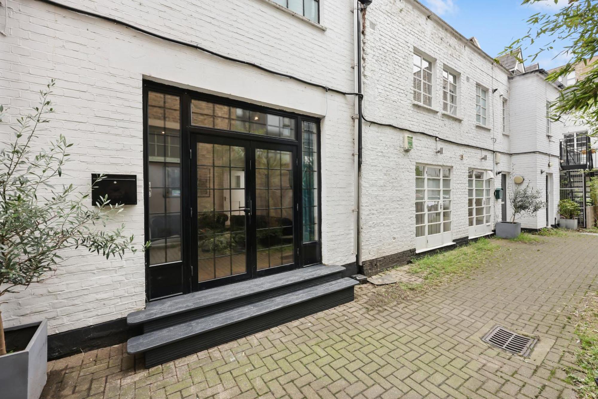 Centrally Located Spacious Three Bedroom Short Term & Flexible Renting Hackney With Free Wifi Apartment *