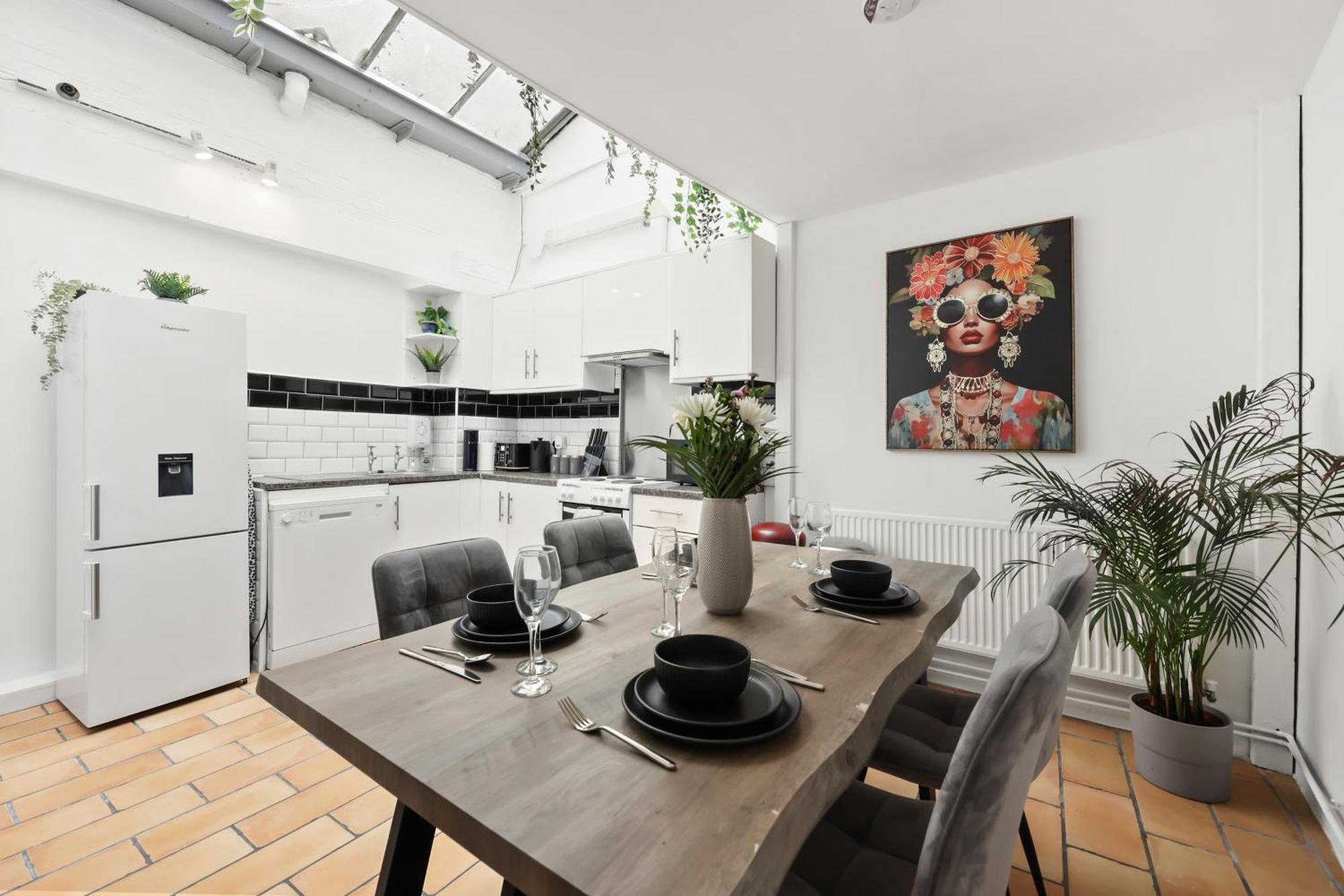 Apartment Centrally Located Spacious Three Bedroom Short Term & Flexible Renting Hackney With Free Wifi *