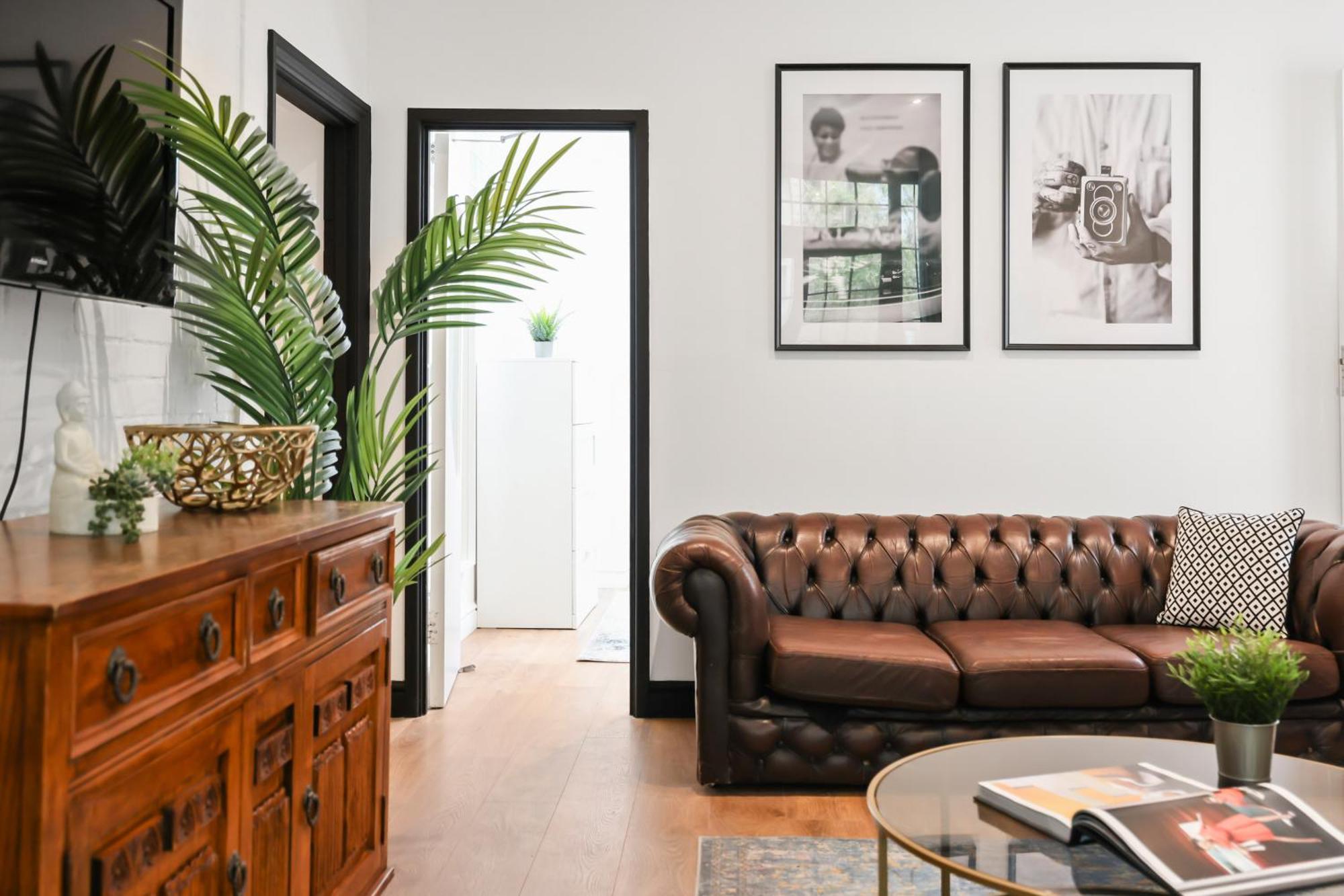 Centrally Located Spacious Three Bedroom Short Term & Flexible Renting Hackney With Free Wifi Apartment London