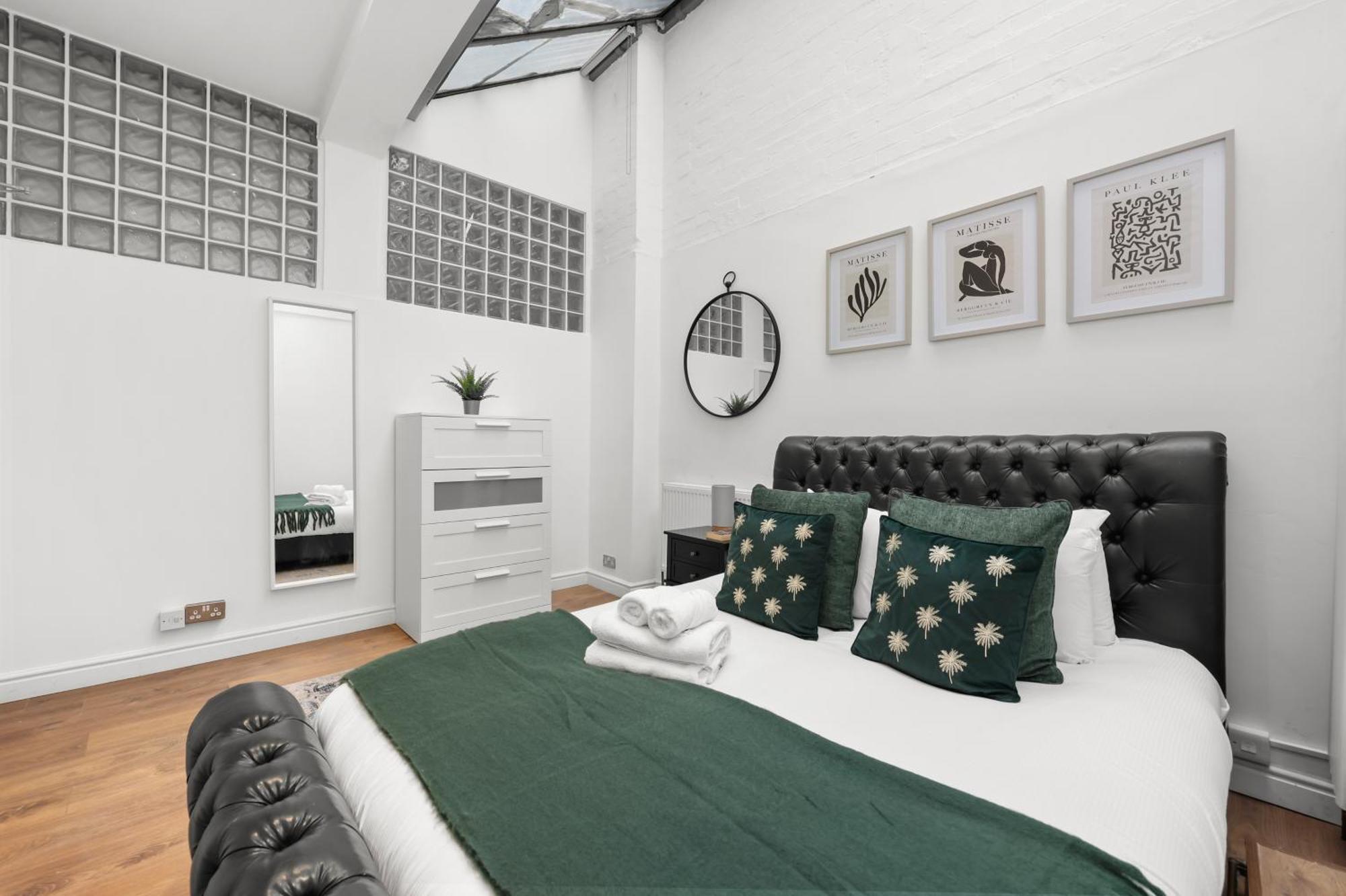 Apartment Centrally Located Spacious Three Bedroom Short Term & Flexible Renting Hackney With Free Wifi London