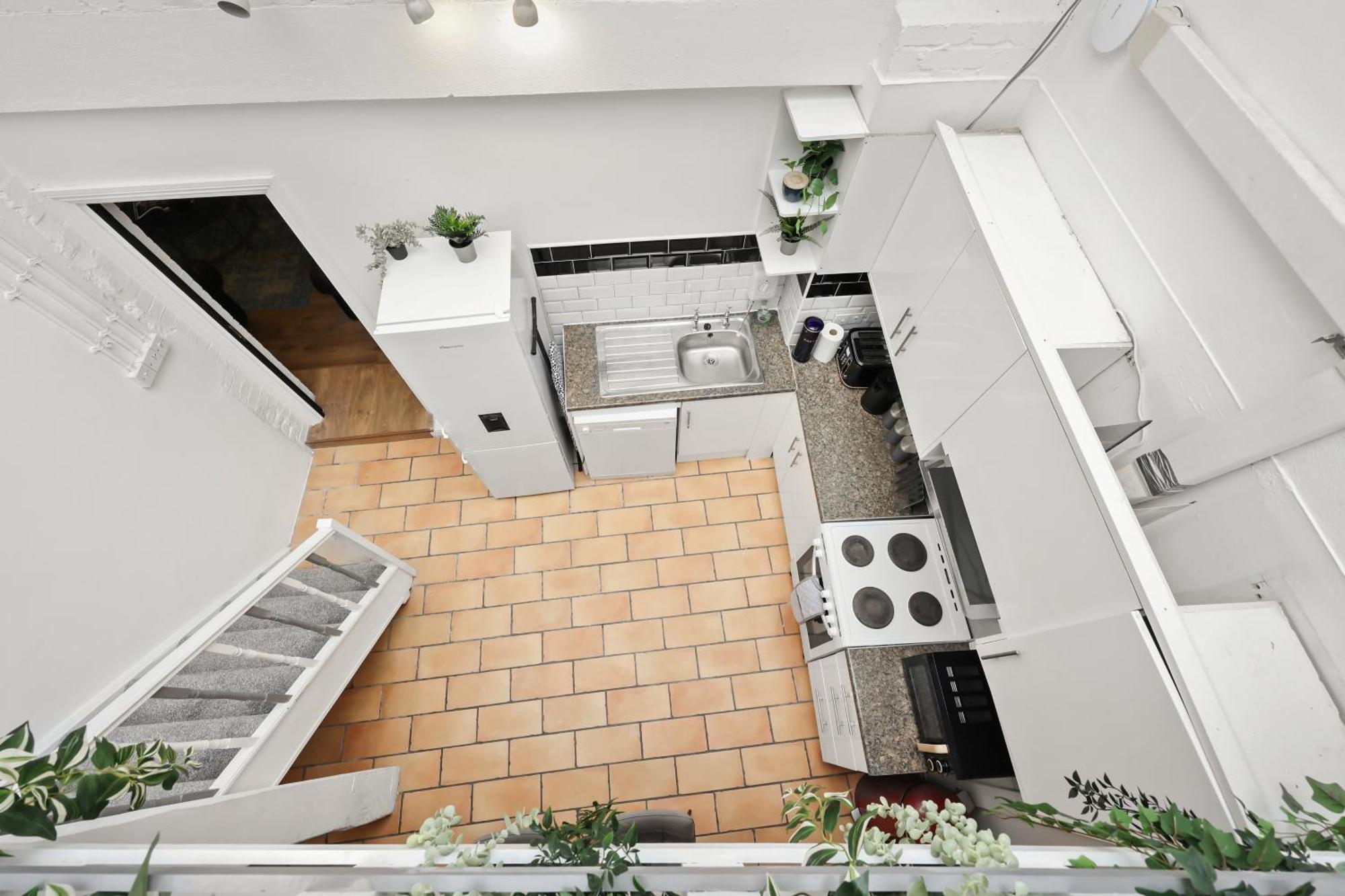 Centrally Located Spacious Three Bedroom Short Term & Flexible Renting Hackney With Free Wifi London