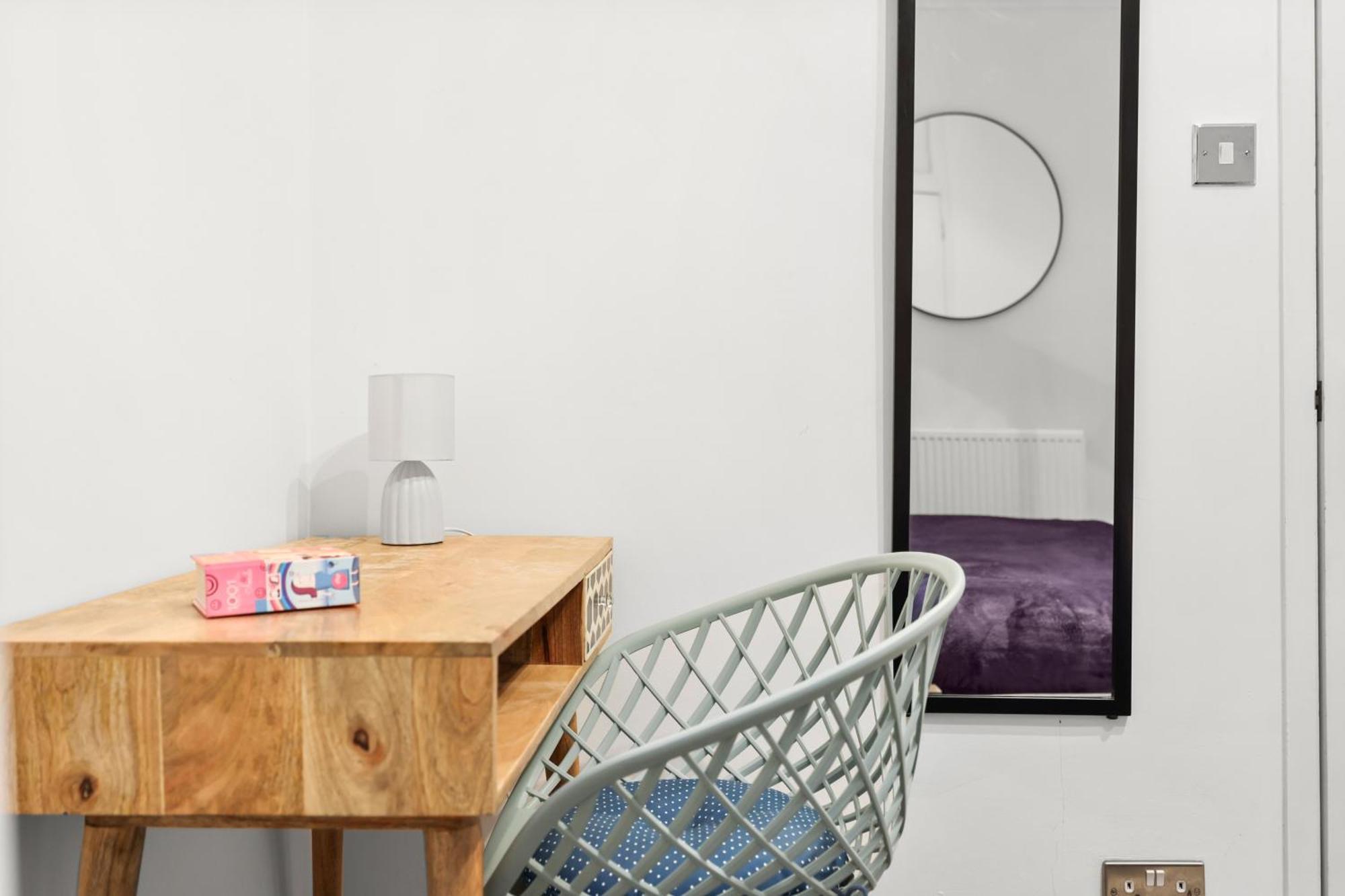 Centrally Located Spacious Three Bedroom Short Term & Flexible Renting Hackney With Free Wifi * London