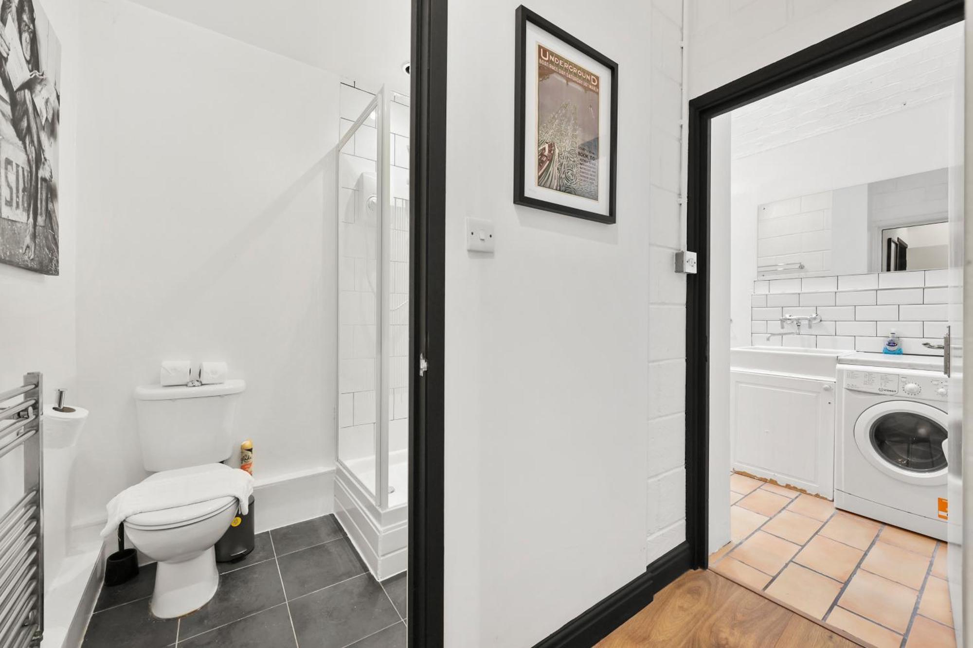 Centrally Located Spacious Three Bedroom Short Term & Flexible Renting Hackney With Free Wifi Apartment