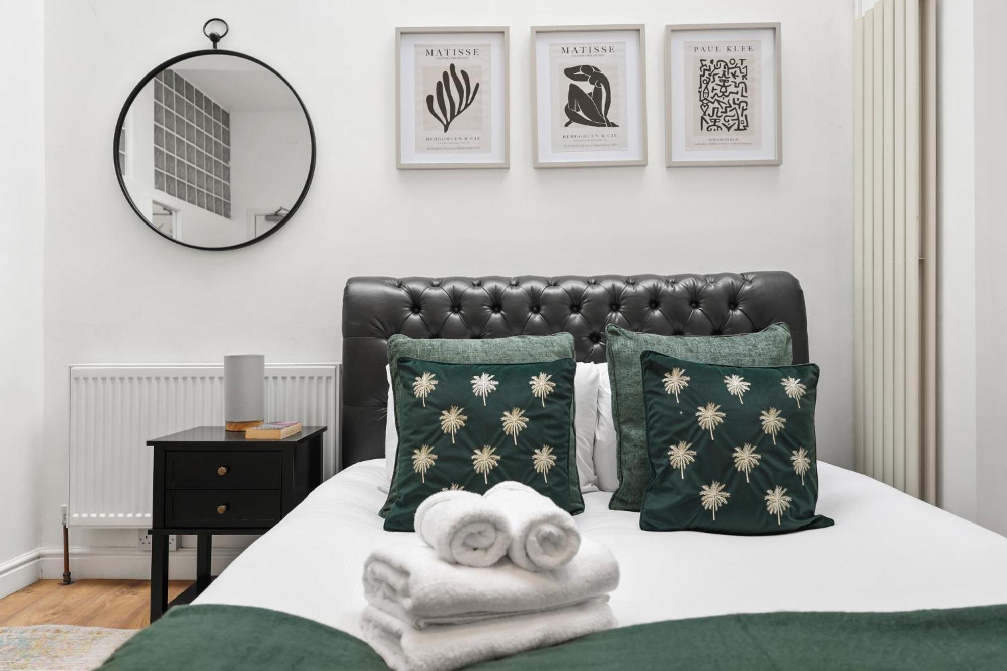 Apartment Centrally Located Spacious Three Bedroom Short Term & Flexible Renting Hackney With Free Wifi