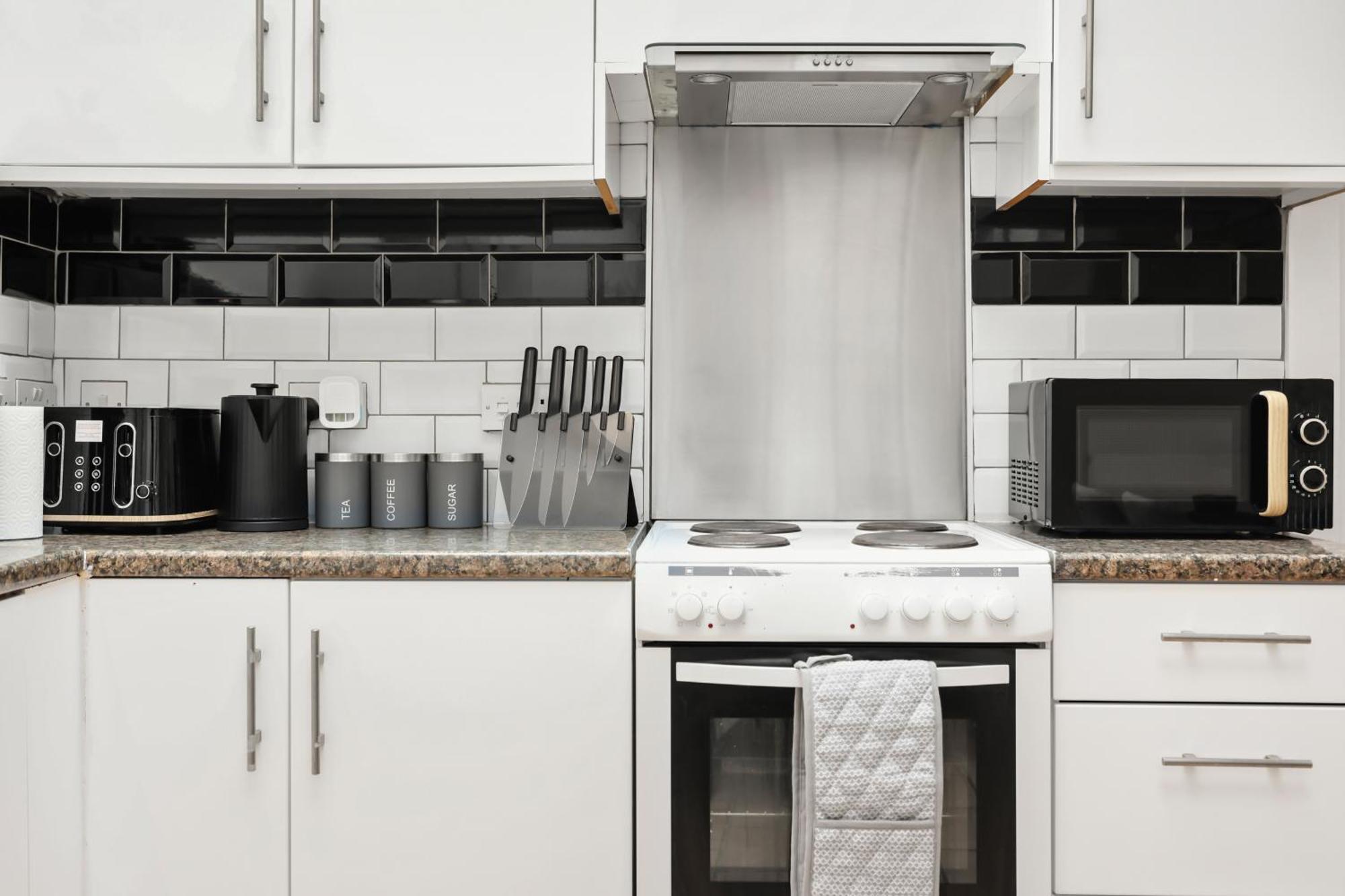 Apartment Centrally Located Spacious Three Bedroom Short Term & Flexible Renting Hackney With Free Wifi *