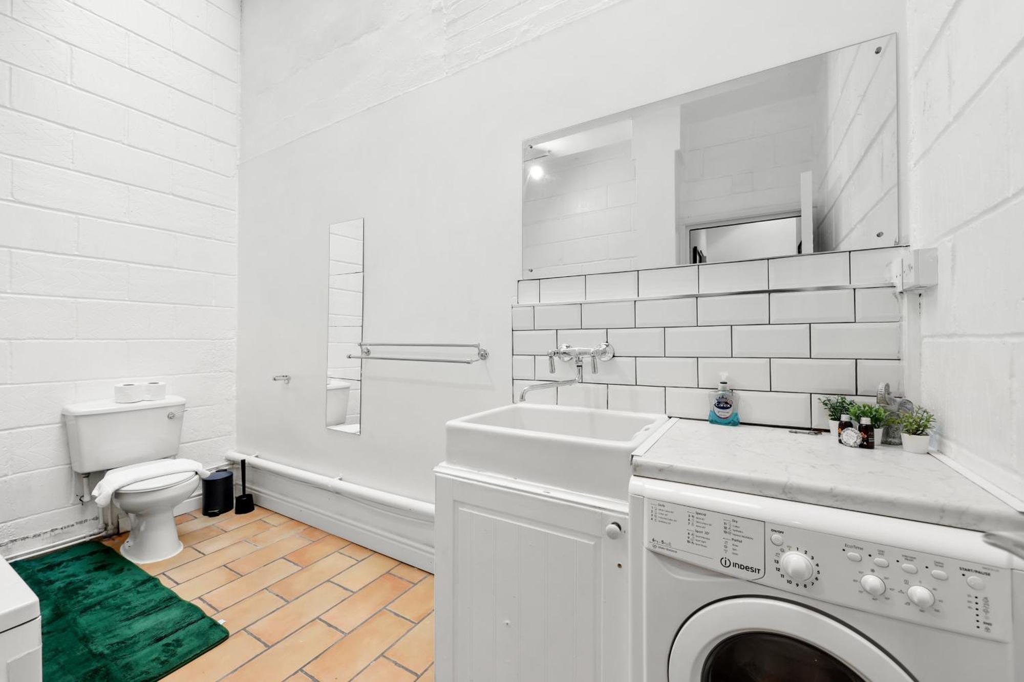 Apartment Centrally Located Spacious Three Bedroom Short Term & Flexible Renting Hackney With Free Wifi London