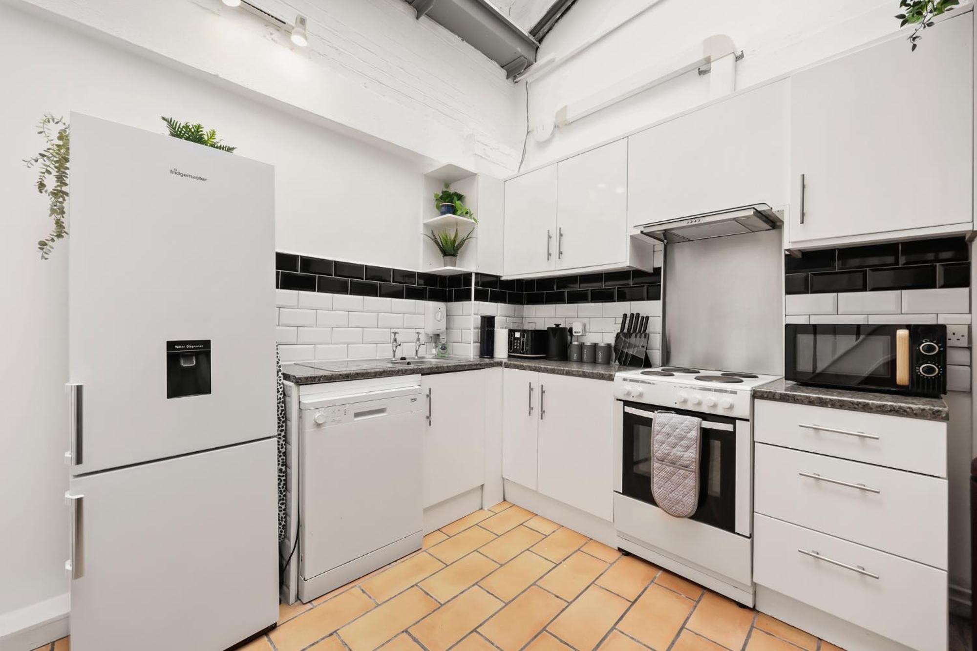 Centrally Located Spacious Three Bedroom Short Term & Flexible Renting Hackney With Free Wifi