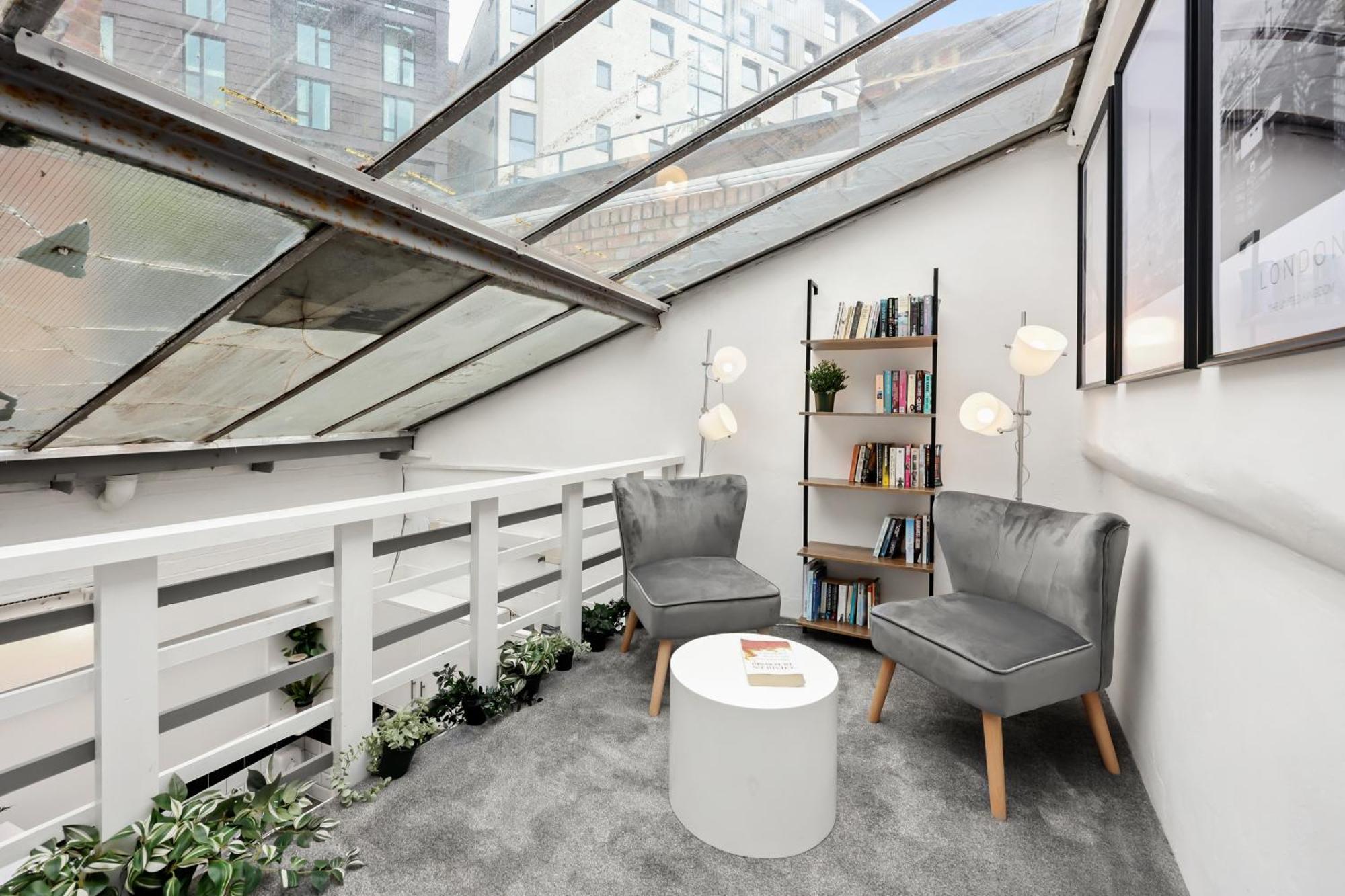 Centrally Located Spacious Three Bedroom Short Term & Flexible Renting Hackney With Free Wifi Apartment