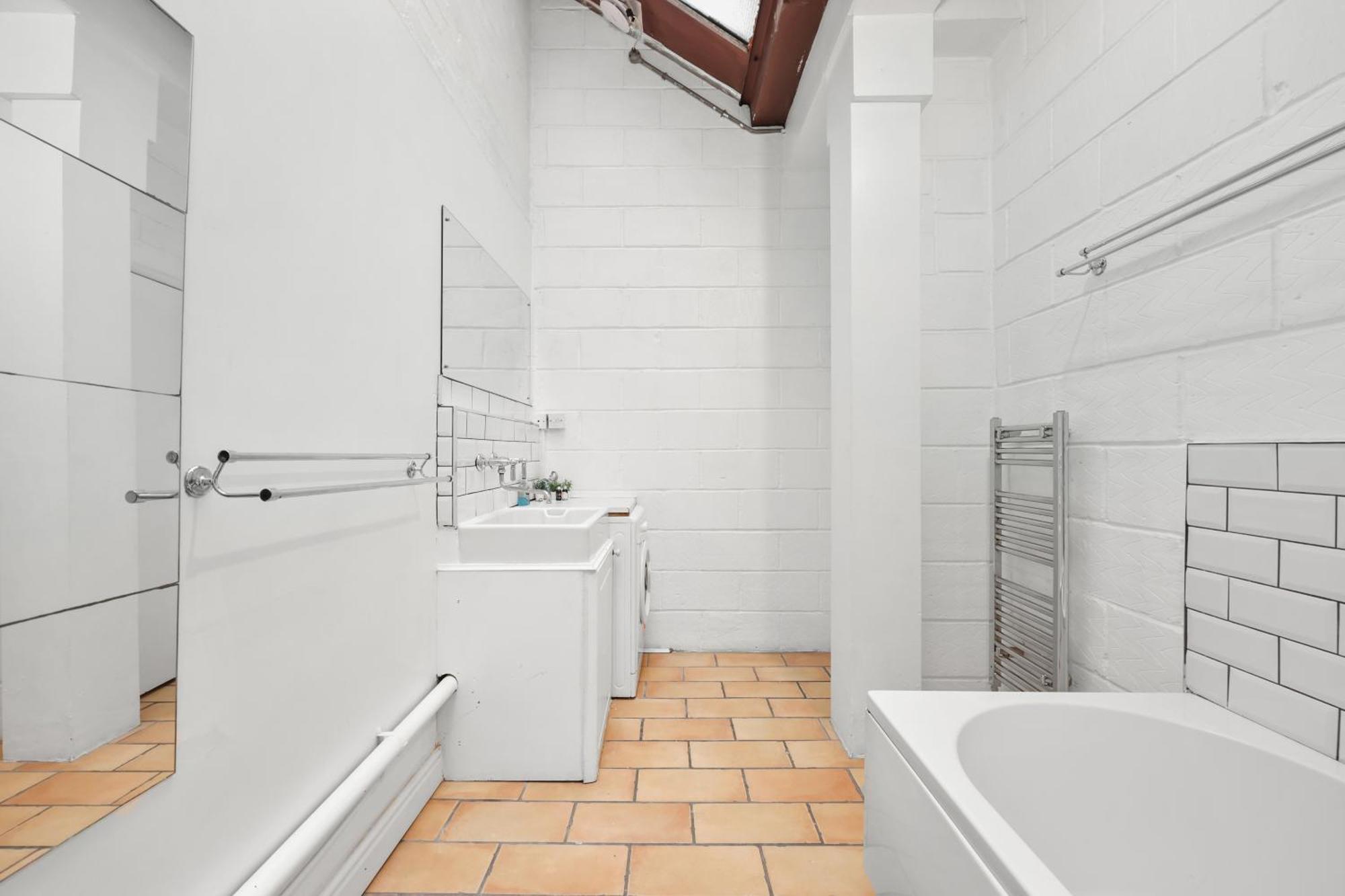 Apartment Centrally Located Spacious Three Bedroom Short Term & Flexible Renting Hackney With Free Wifi
