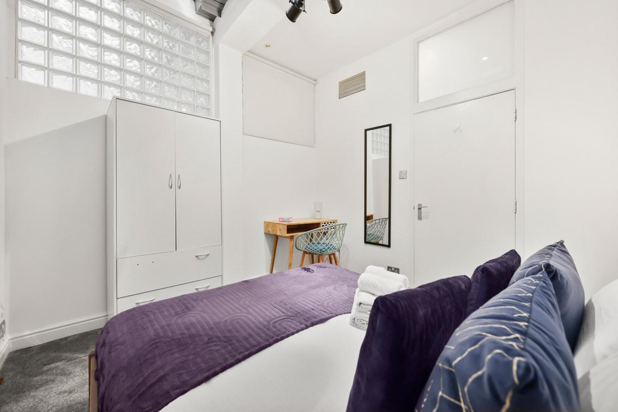 Apartment Centrally Located Spacious Three Bedroom Short Term & Flexible Renting Hackney With Free Wifi *