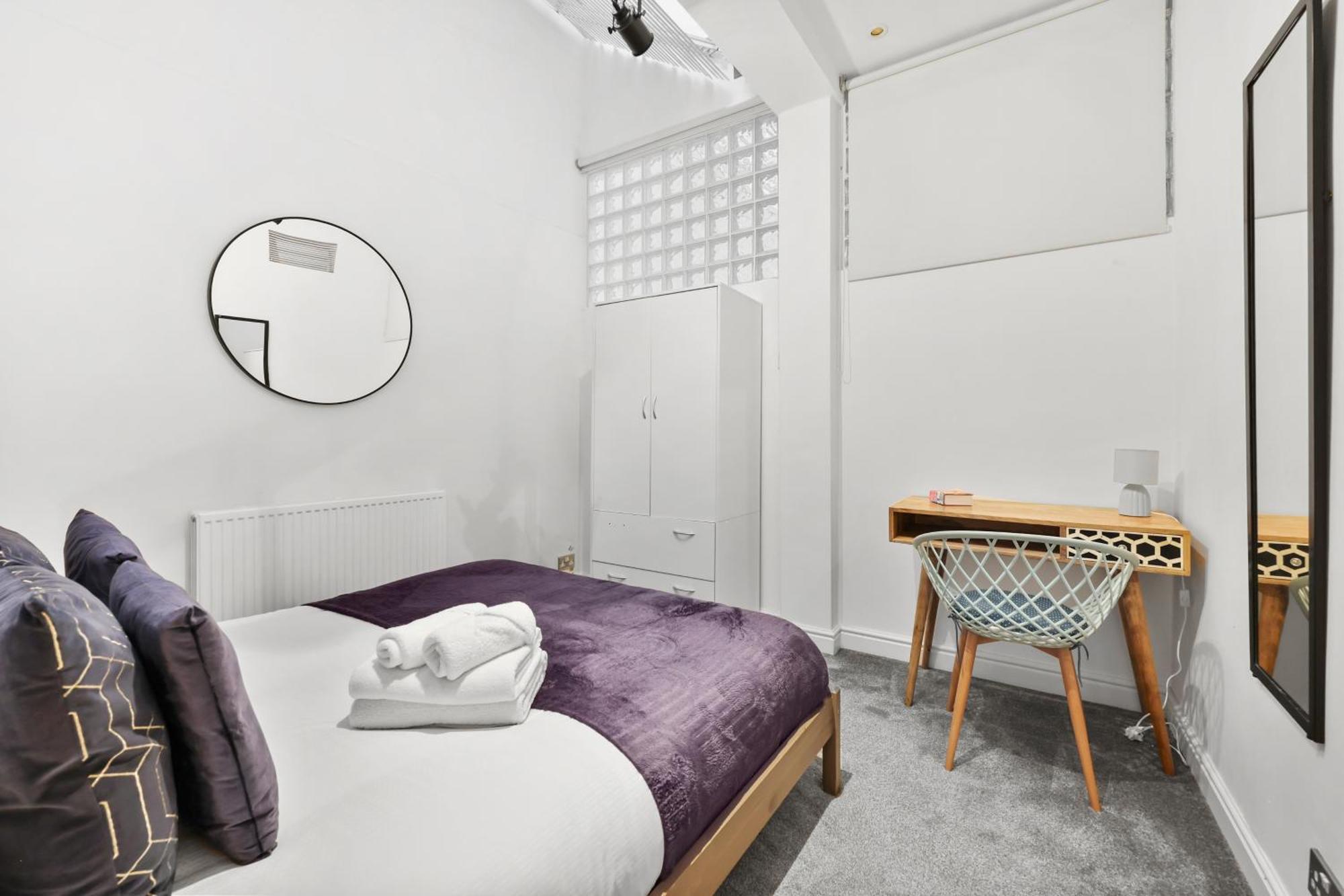 Centrally Located Spacious Three Bedroom Short Term & Flexible Renting Hackney With Free Wifi Apartment London