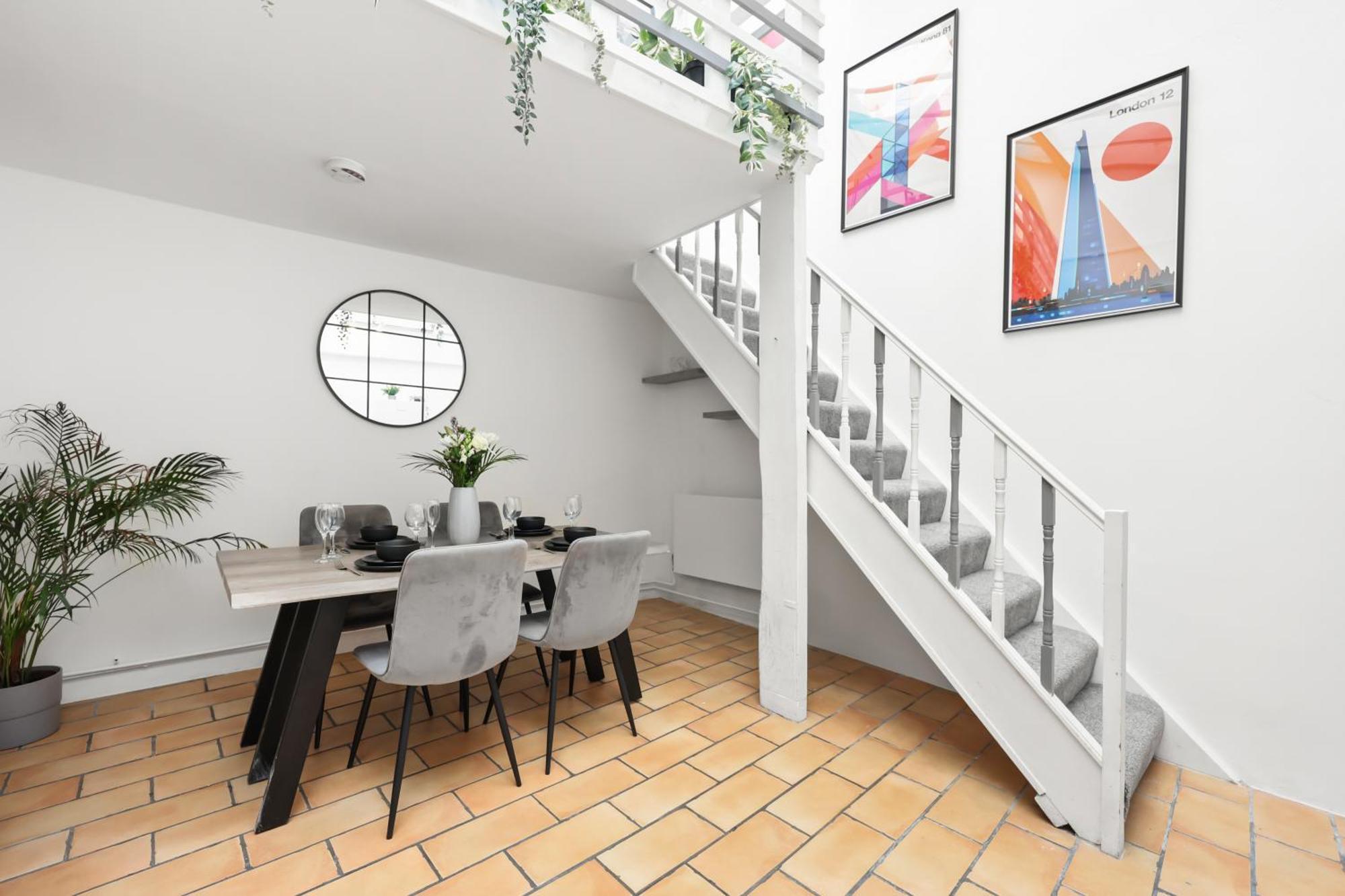 Centrally Located Spacious Three Bedroom Short Term & Flexible Renting Hackney With Free Wifi *