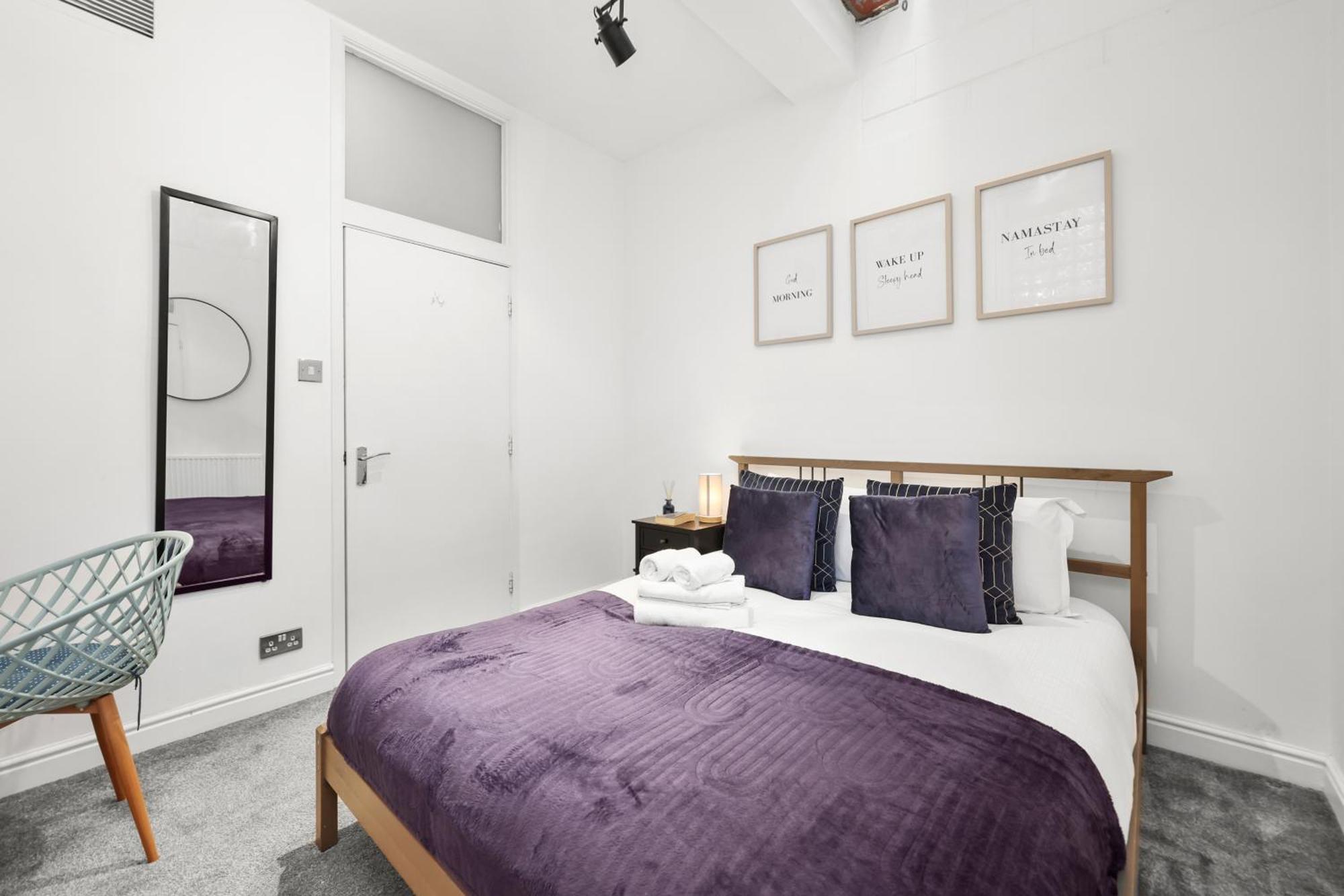 Centrally Located Spacious Three Bedroom Short Term & Flexible Renting Hackney With Free Wifi