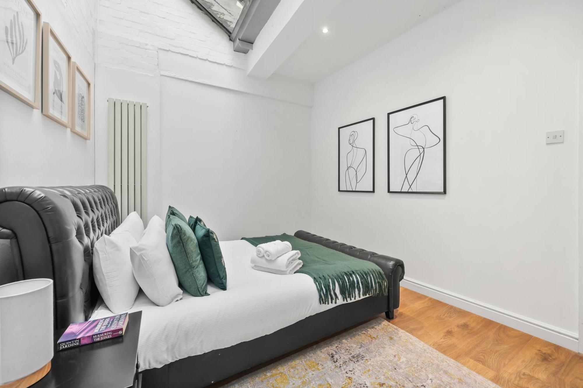 Apartment Centrally Located Spacious Three Bedroom Short Term & Flexible Renting Hackney With Free Wifi London