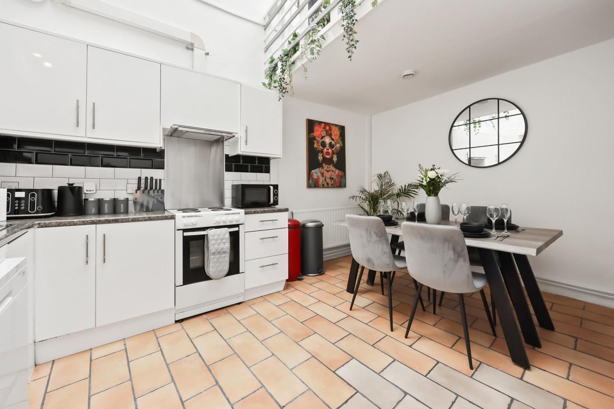 Centrally Located Spacious Three Bedroom Short Term & Flexible Renting Hackney With Free Wifi *