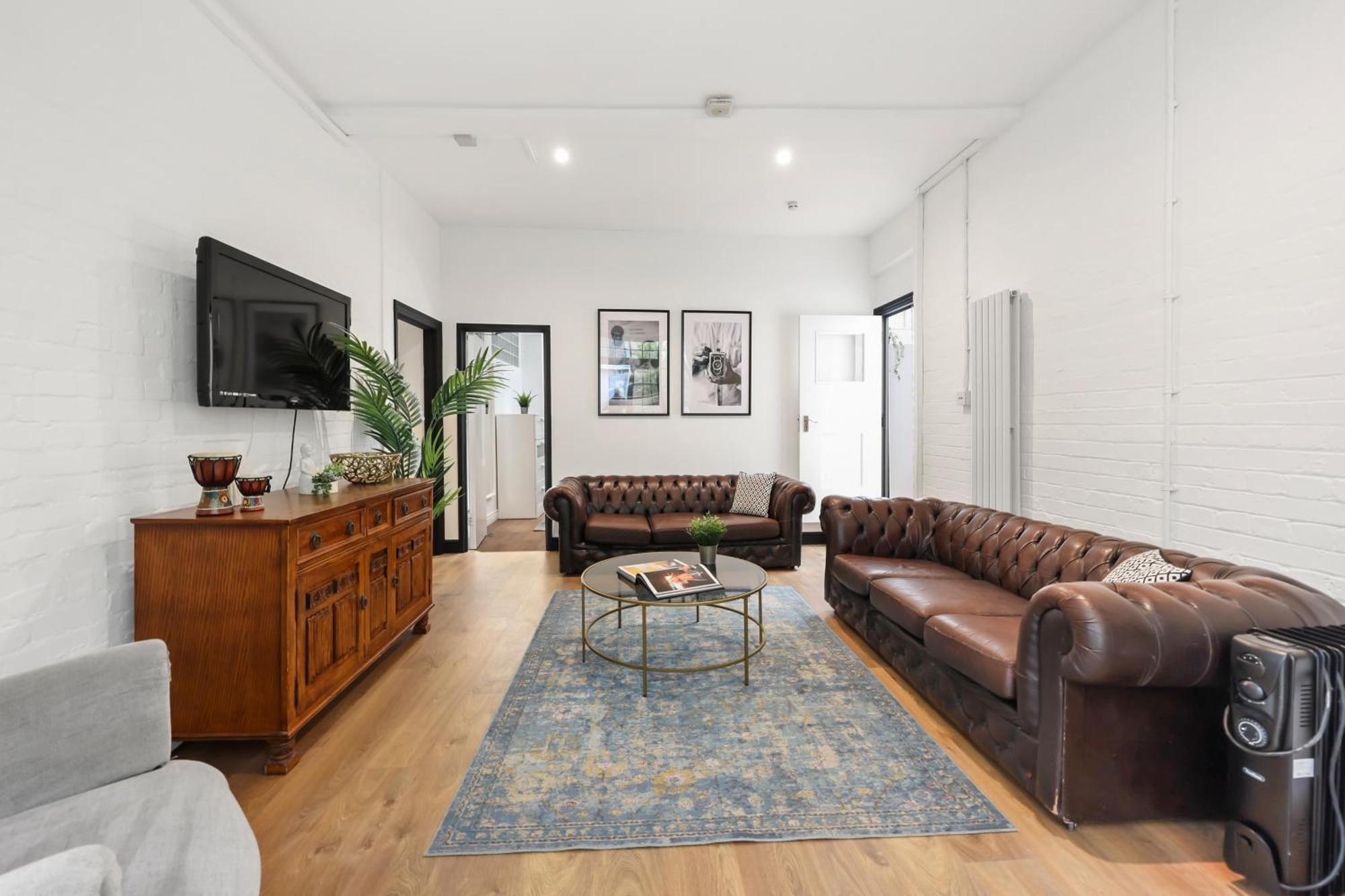 Centrally Located Spacious Three Bedroom Short Term & Flexible Renting Hackney With Free Wifi Apartment *