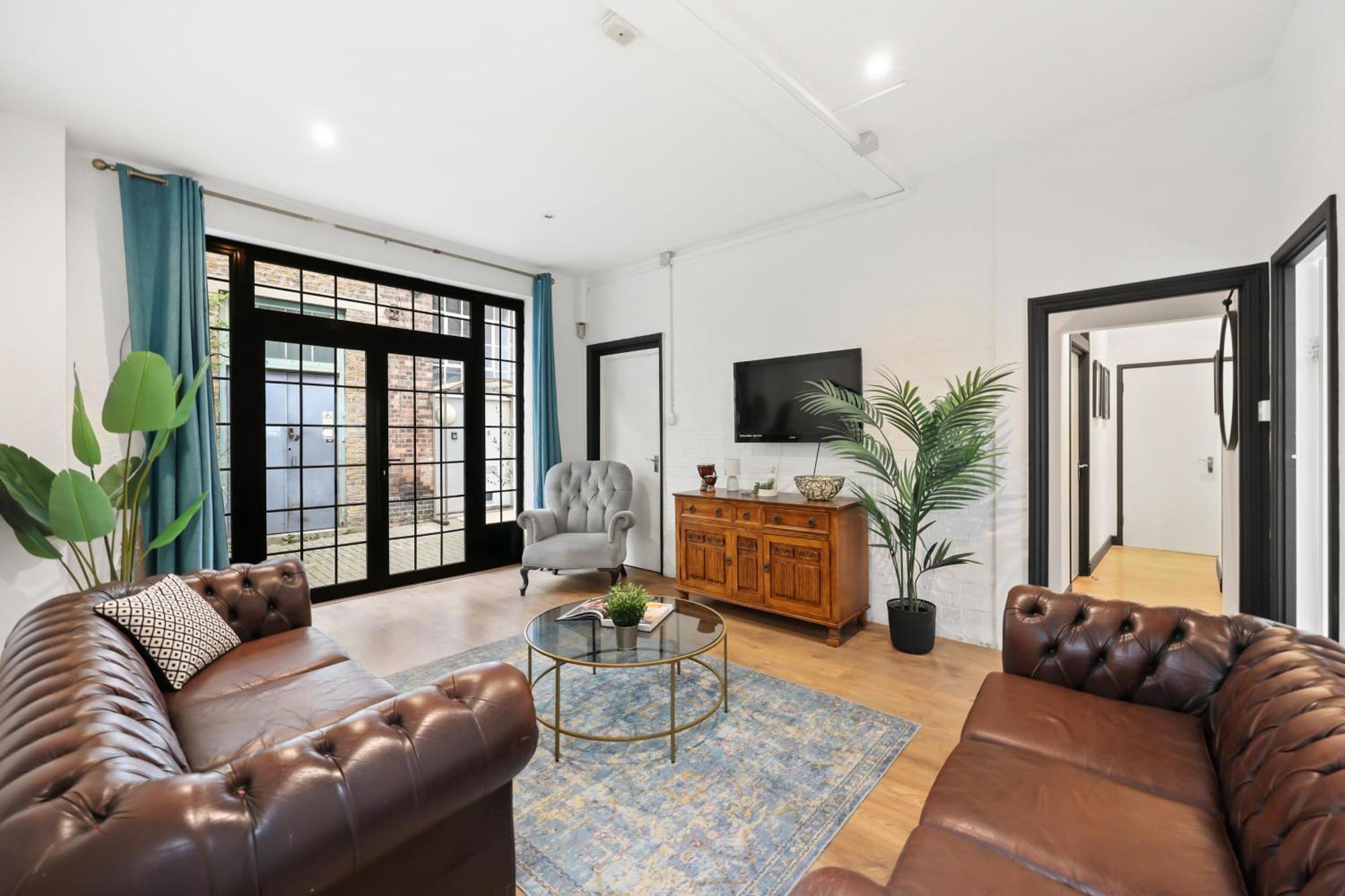 Centrally Located Spacious Three Bedroom Short Term & Flexible Renting Hackney With Free Wifi Apartment London