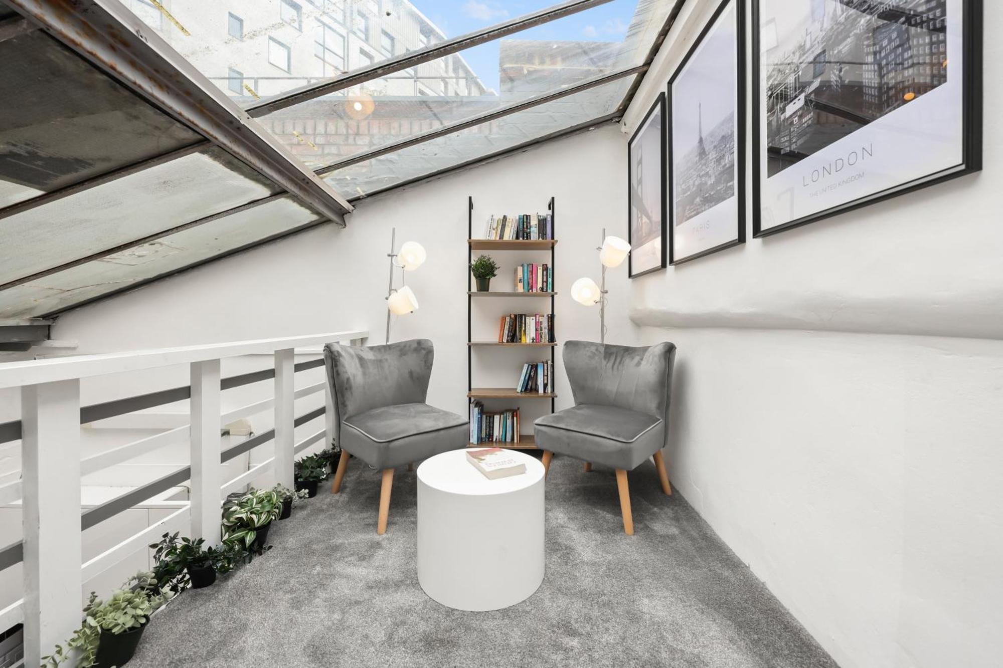 Centrally Located Spacious Three Bedroom Short Term & Flexible Renting Hackney With Free Wifi London