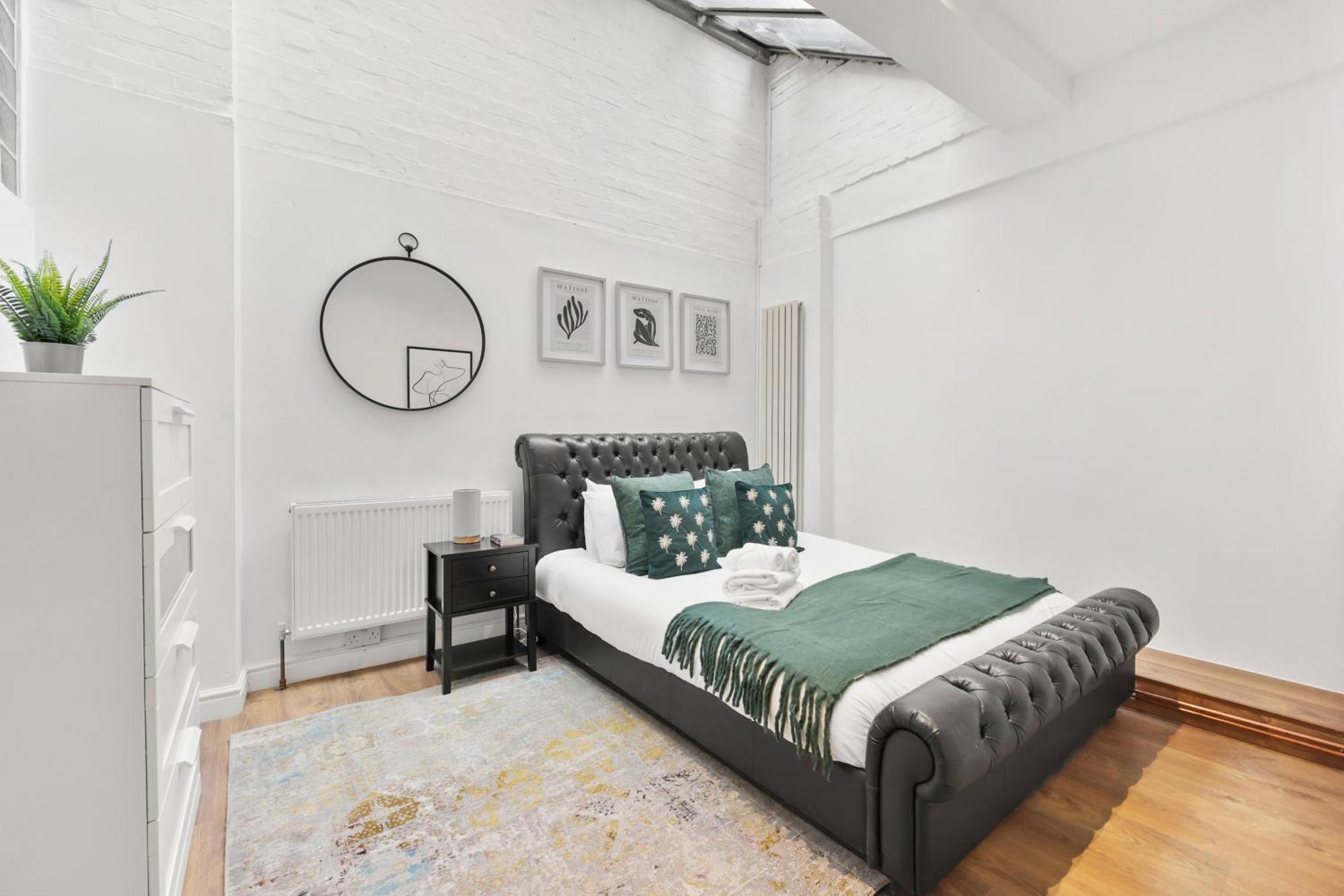 Centrally Located Spacious Three Bedroom Short Term & Flexible Renting Hackney With Free Wifi * London