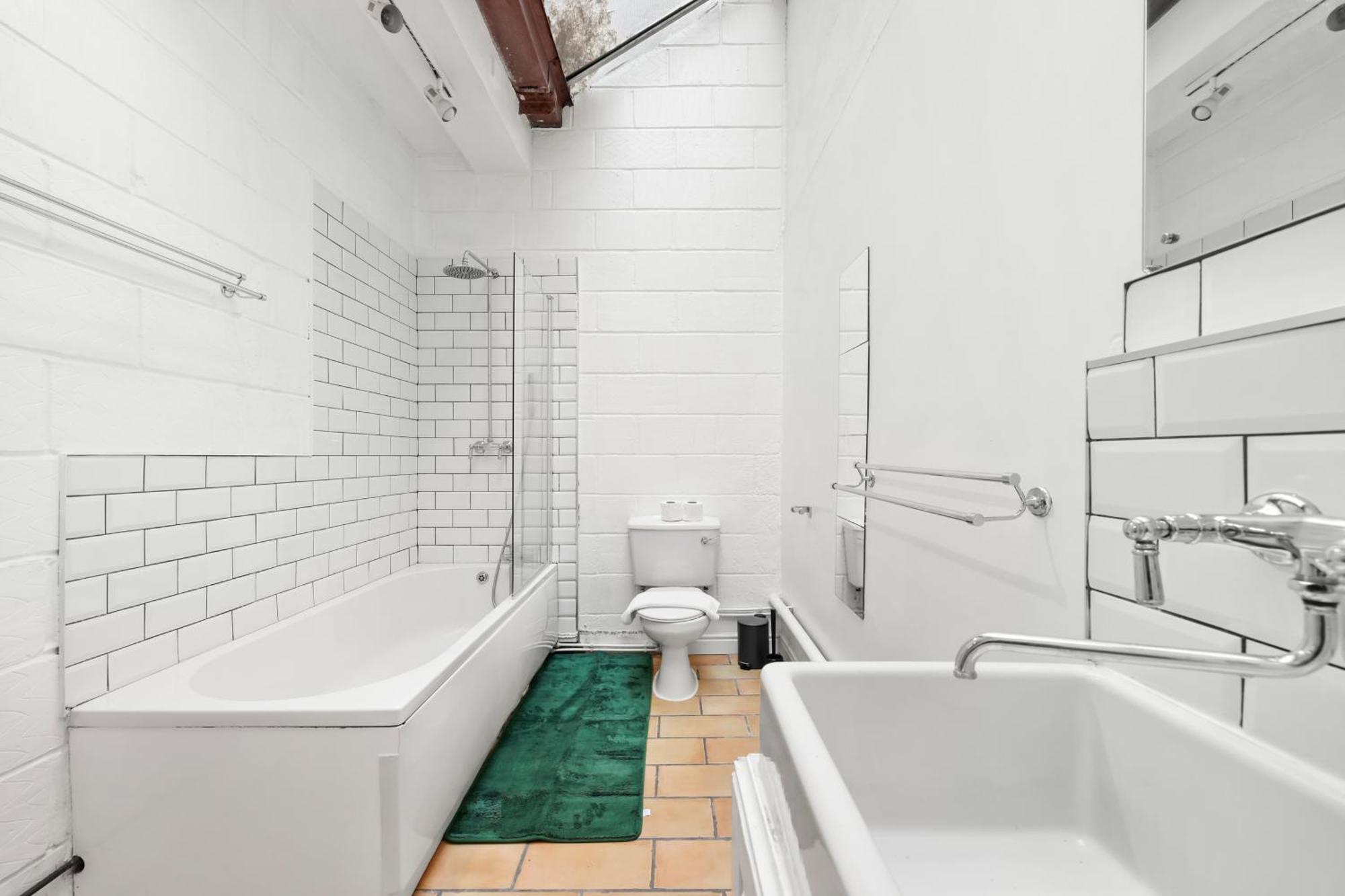 Centrally Located Spacious Three Bedroom Short Term & Flexible Renting Hackney With Free Wifi